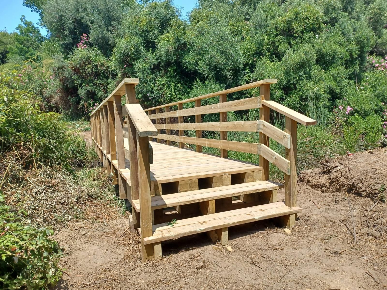La pasarela sobre el río Pícaro, ya instalada.