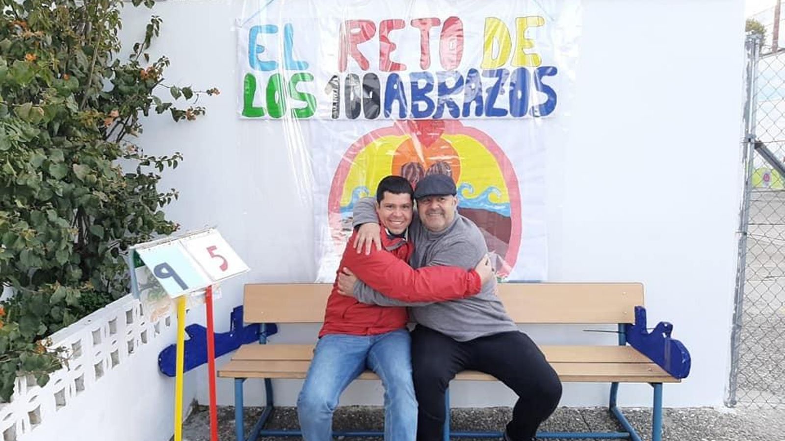 El reto de los abrazos en el CEIP Torresoto.