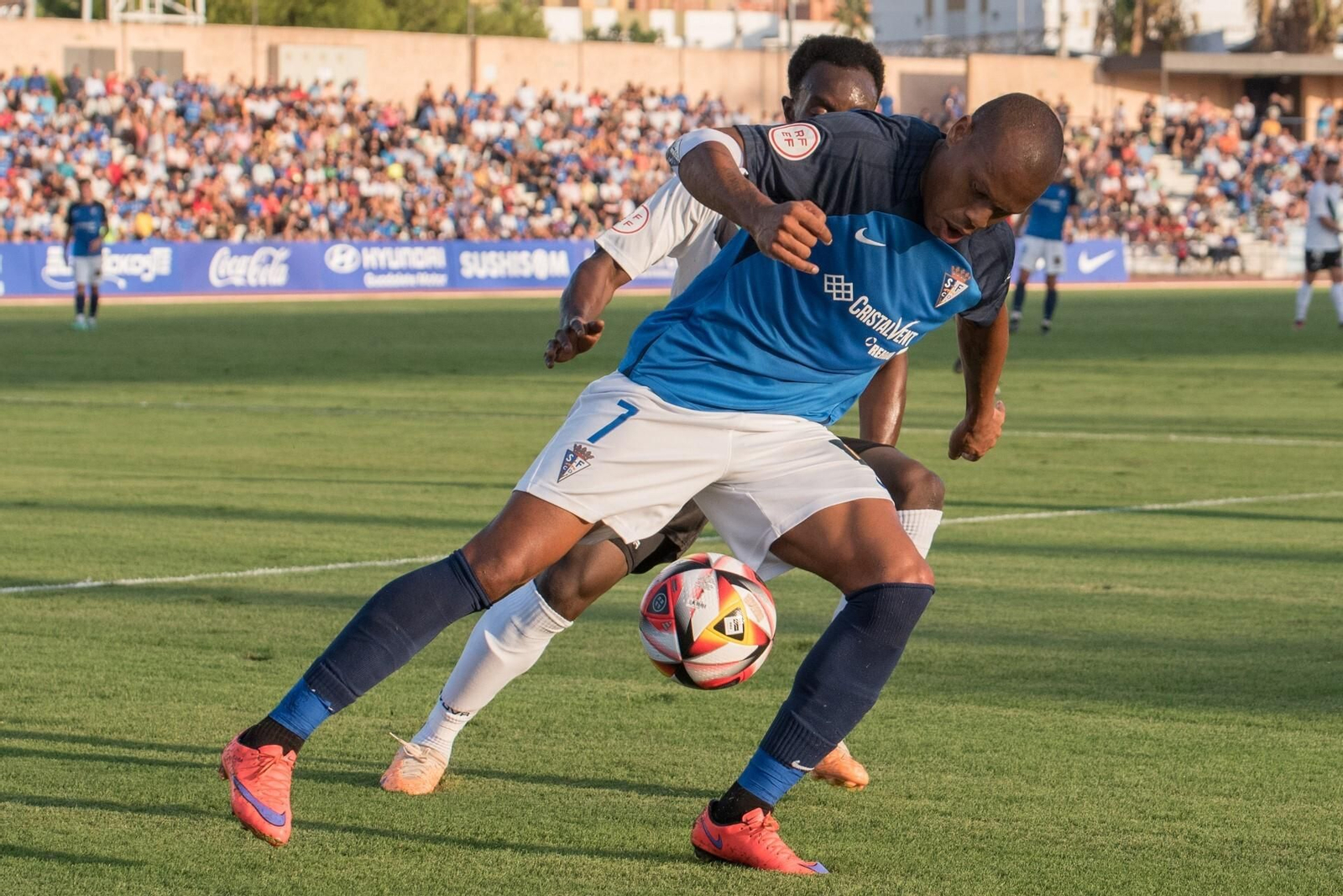 El azulino Biabiany protege el esférico ante la estrecha marca de un adversario.
