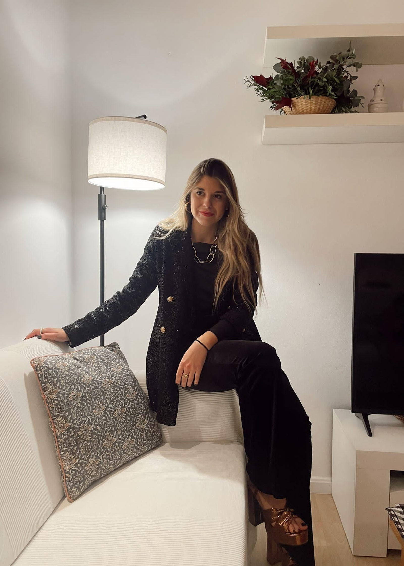 Inés Lacart con chaqueta de lentejuelas de El armario de Paola.