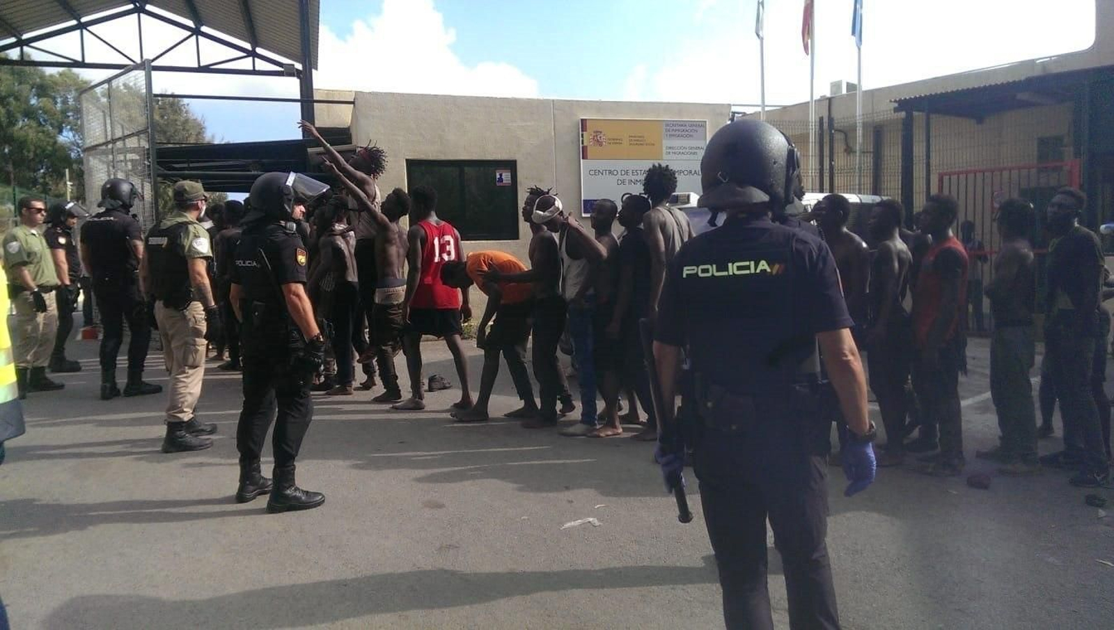 Siete guardias civiles heridos en el asalto a la valla de Ceuta