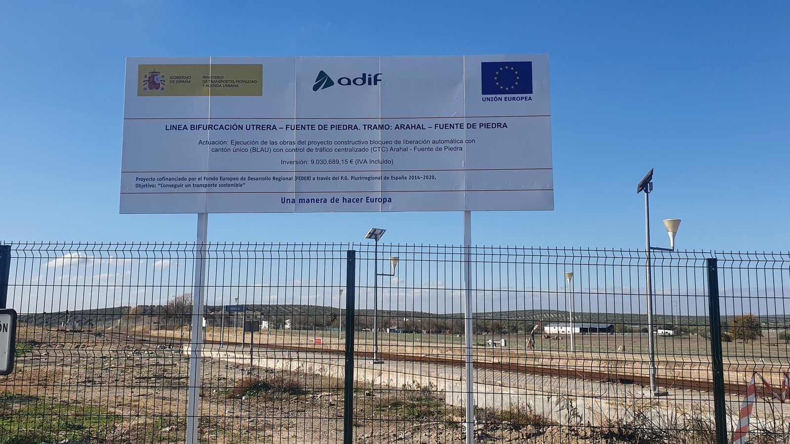 Cartel de las obras de Adif en Arahal.