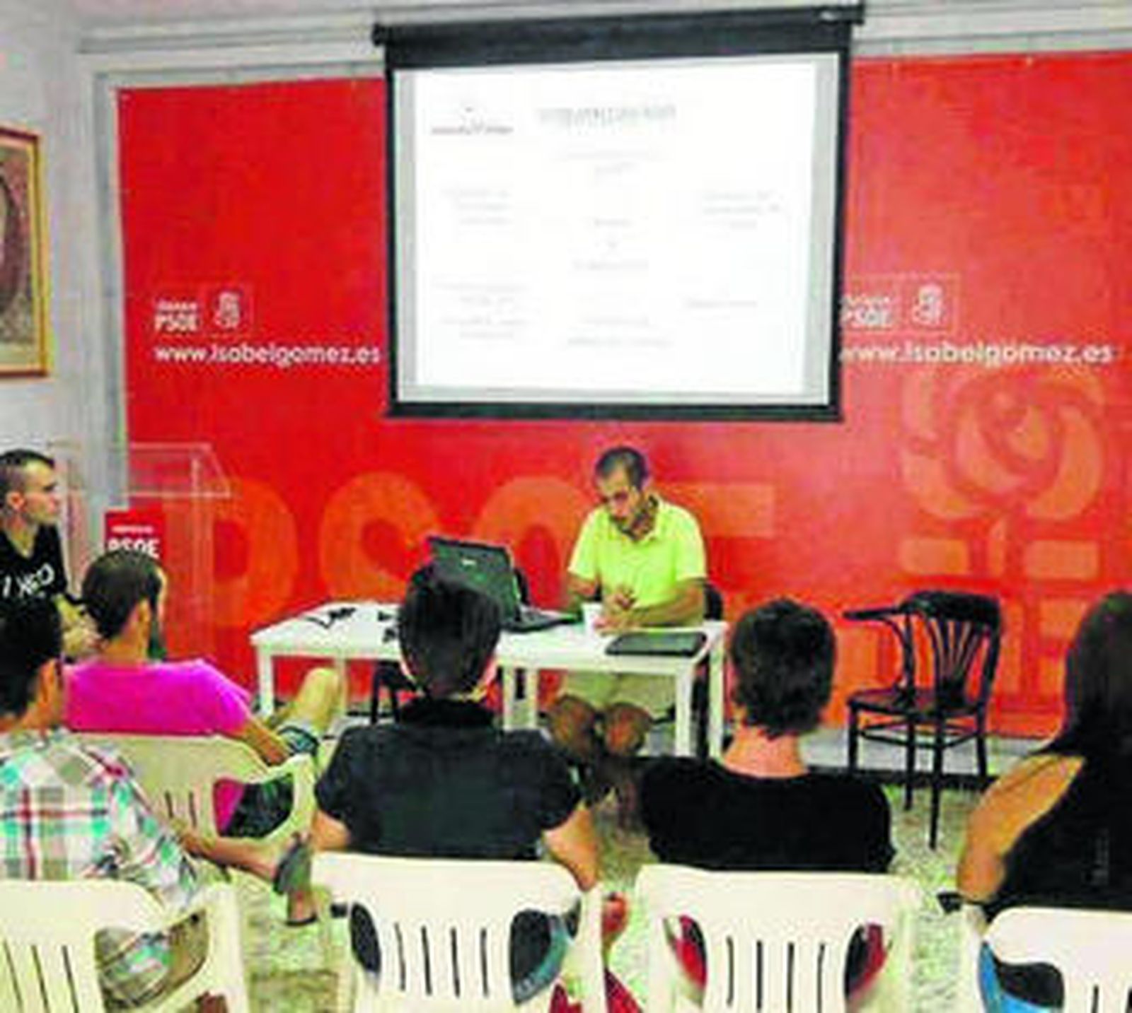 Un momento de la reunión, en la Casa del Pueblo, en Ubrique.