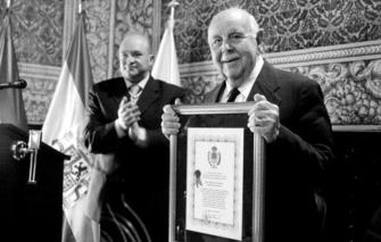 Jaime Fons Doménech con la placa de Hijo Adoptivo, en 2002.