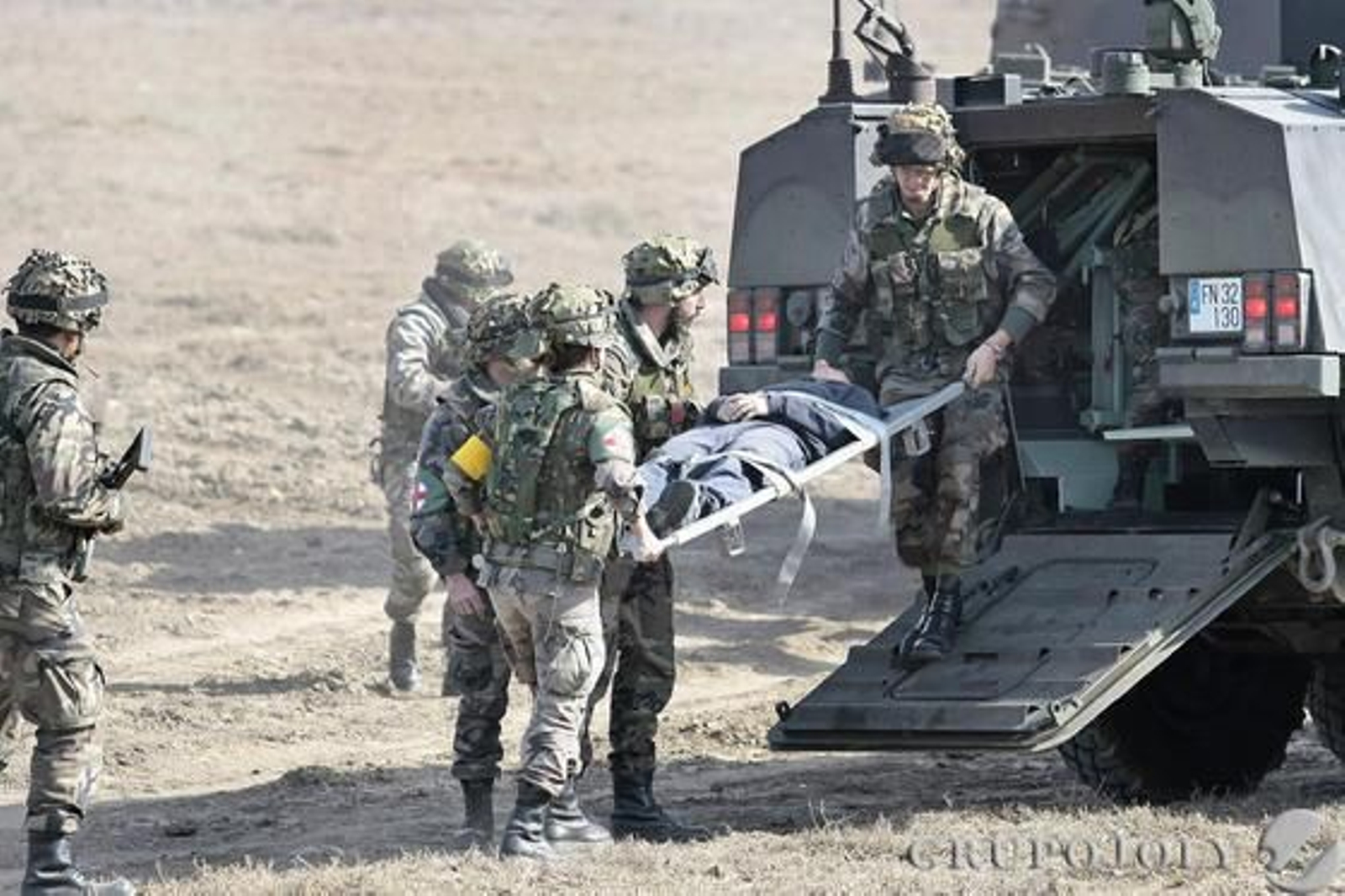 Las Fuerzas Armadas realizan una operación anfibia en El Retín para mostrar su capacidad de evacuación de ciudadanos en zonas de conflicto.

Foto: Fito Carreto