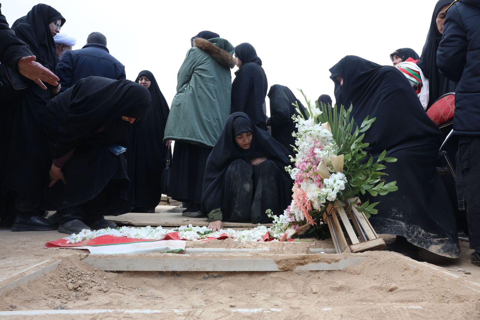 Un grupo de iraníes asisten a un funeral por las víctimas en Teherán.