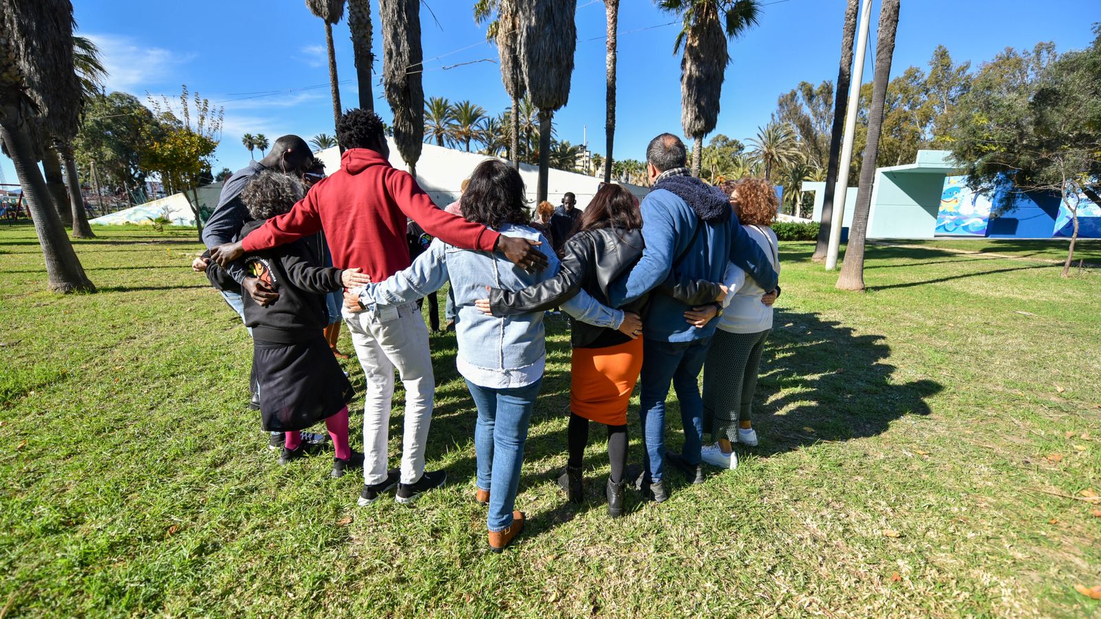 Danza circular en la parque Princesa Sofia, en imágenes