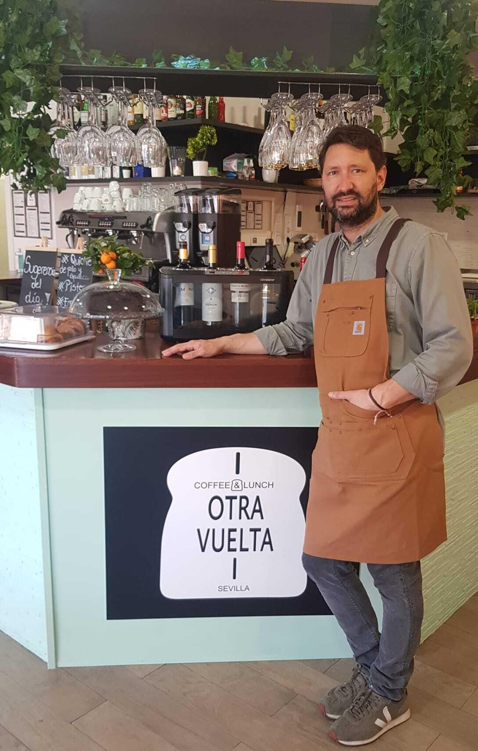 Santiago Nicolini en su bar-cafetería Otra Vuelta, en Los Bermejales.