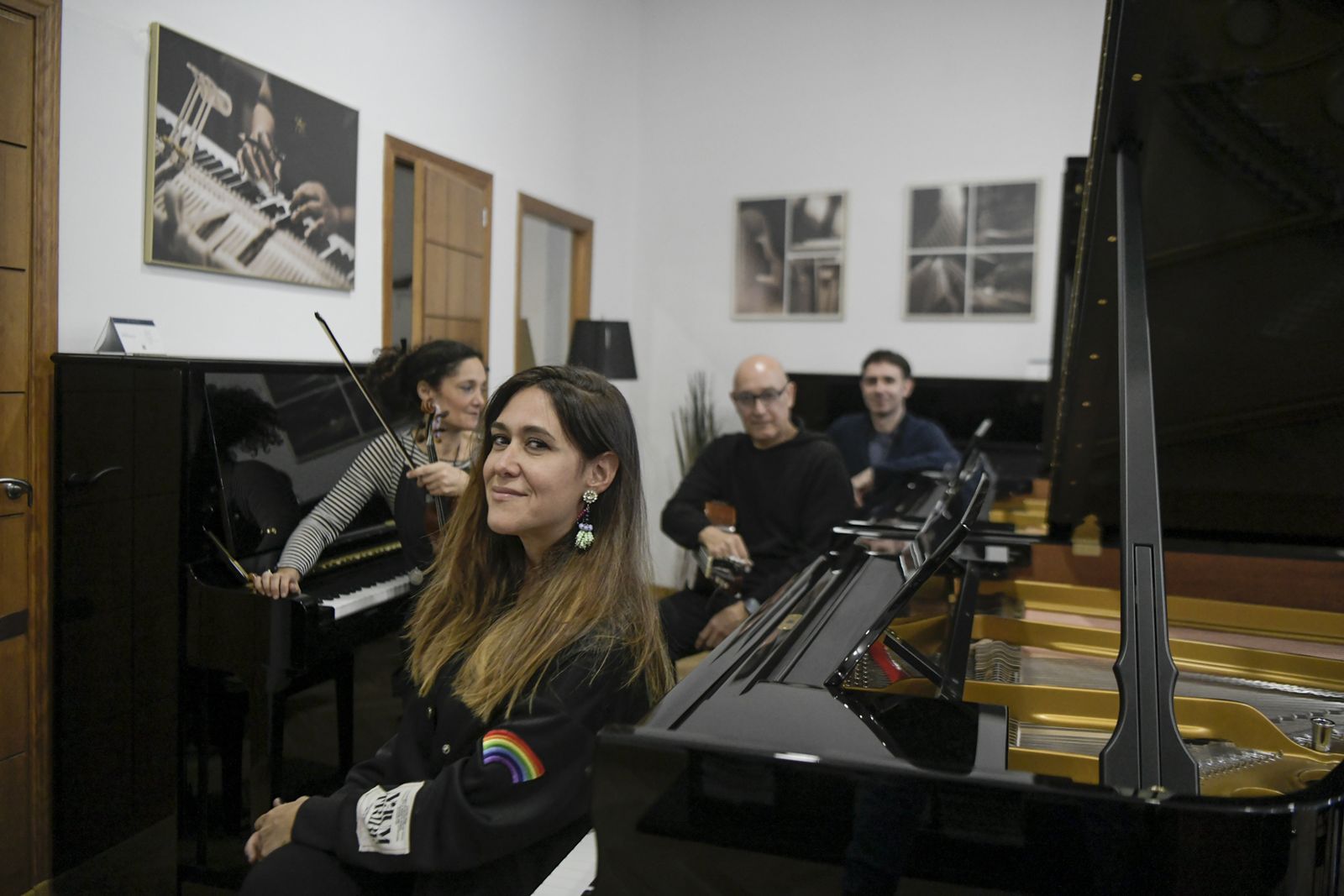 Verónika Silva junto a su grupo.