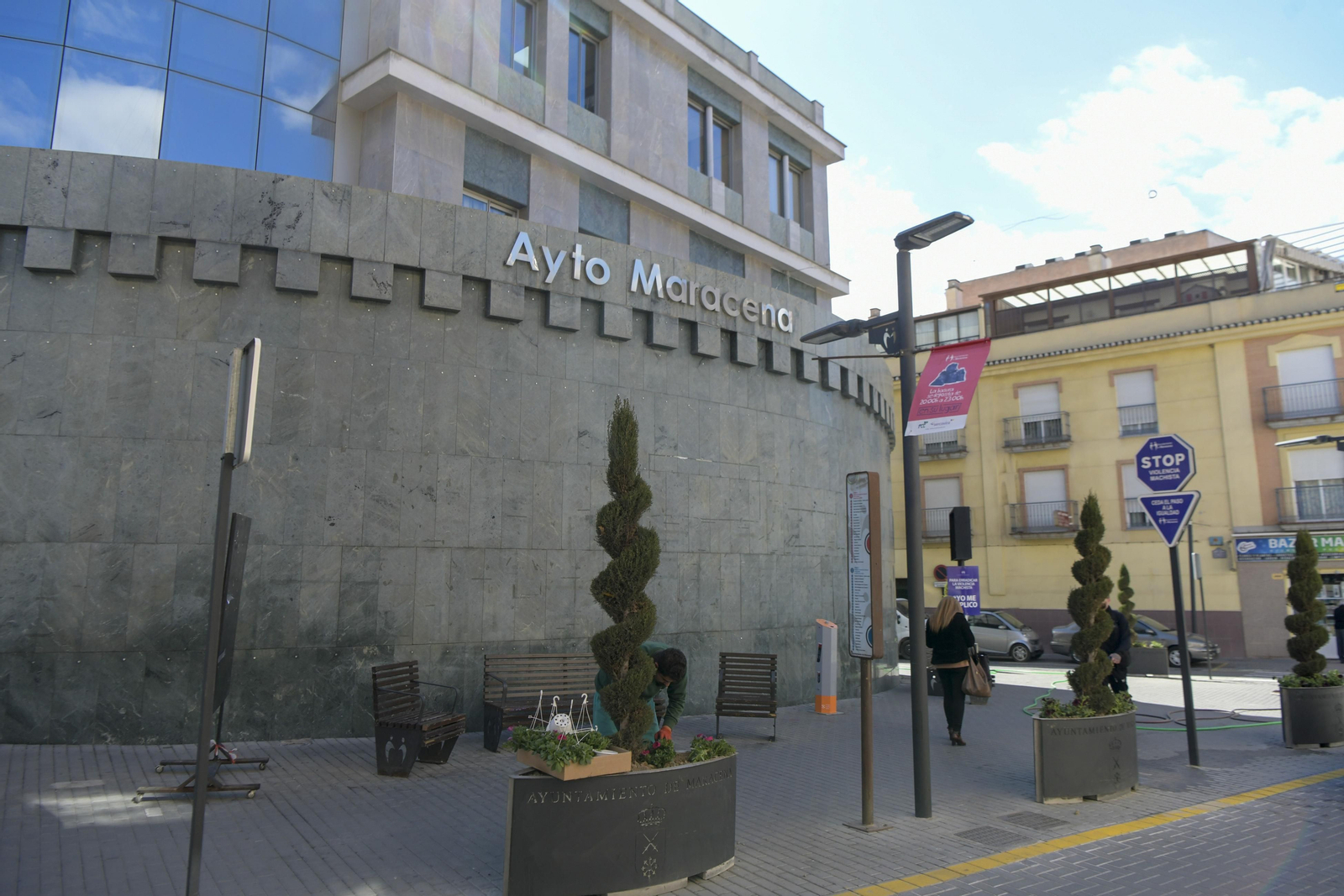 Fachada del Ayuntamiento de Maracena con carteles contra la violencia de género