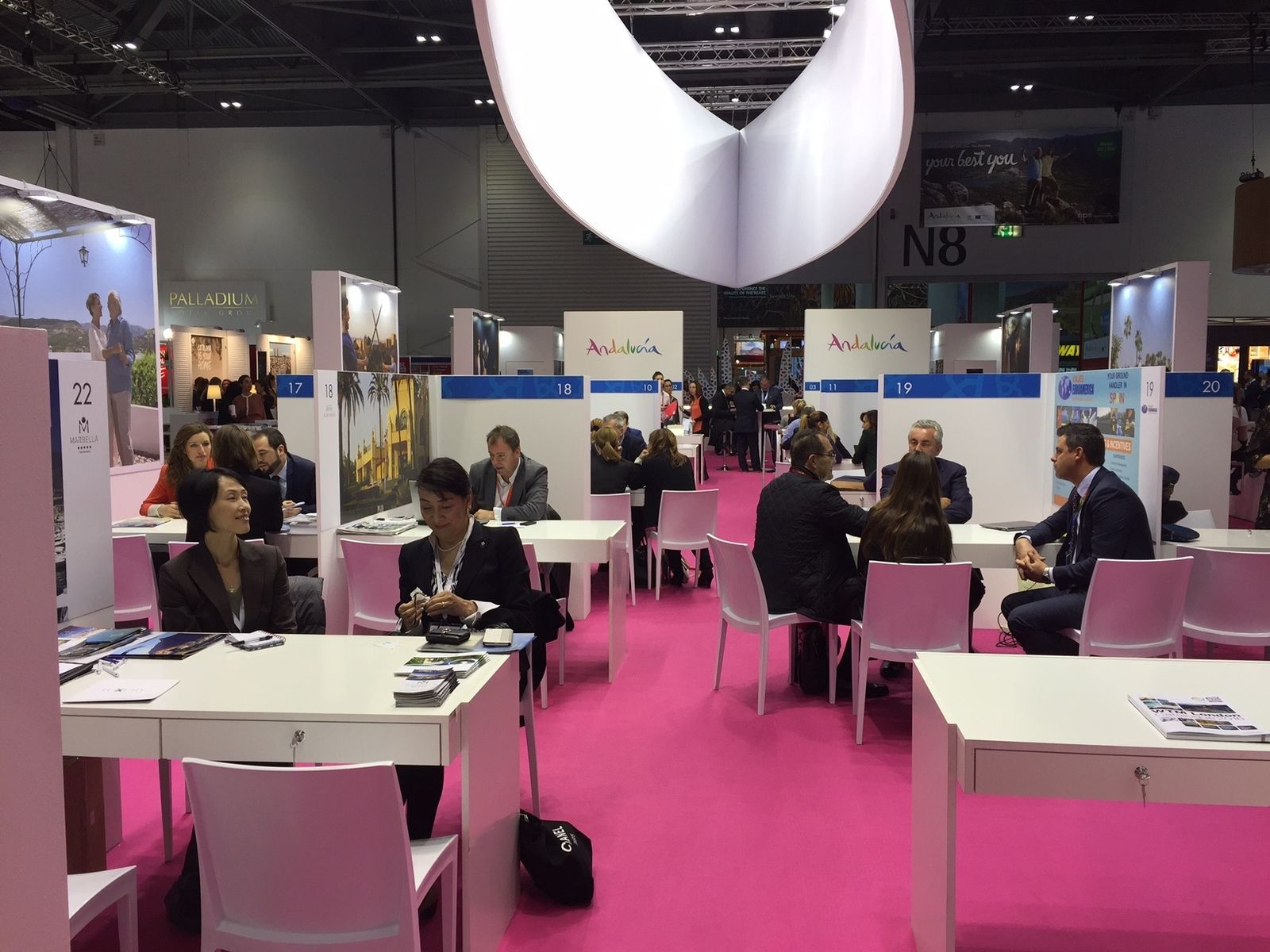 Vista del expositor de Andalucía con bastante movimiento empresarial.