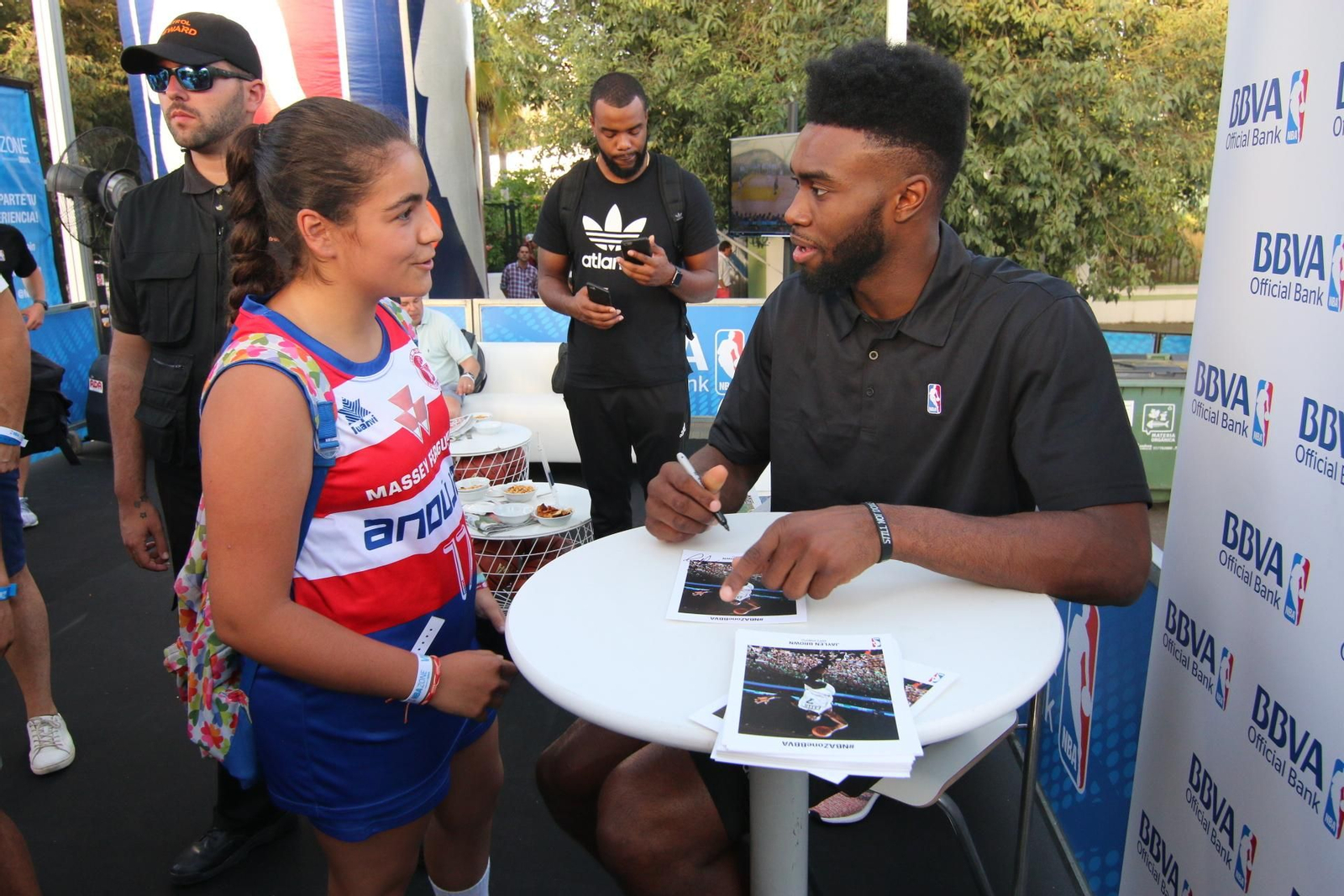 Jaylen Brown firma un autógrafo a una joven durante su paso por Córdoba.