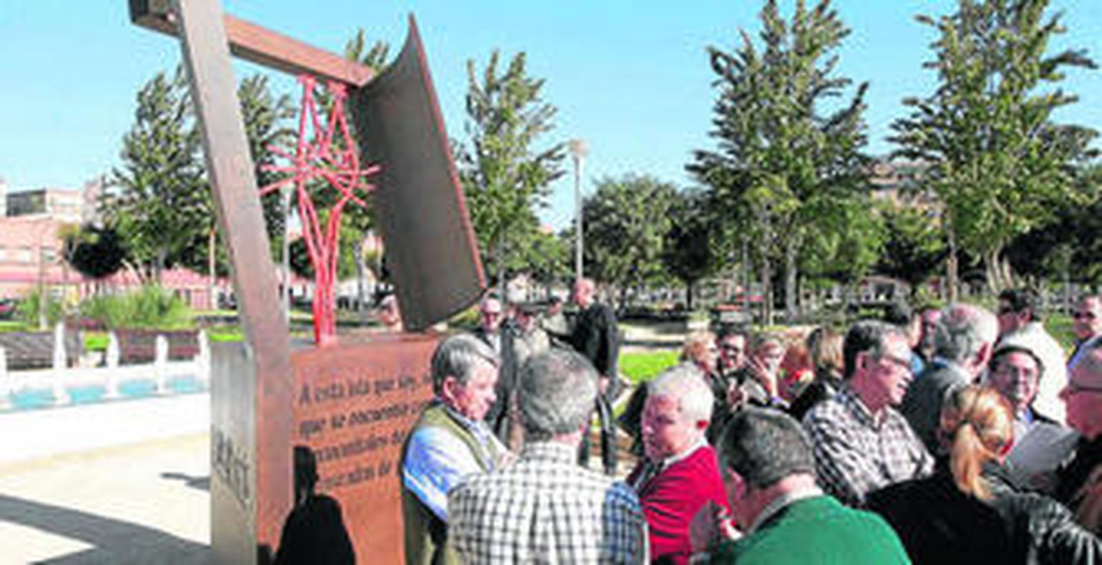 Un nutrido grupo de vecinos han asistido a la inauguración de la estatua.