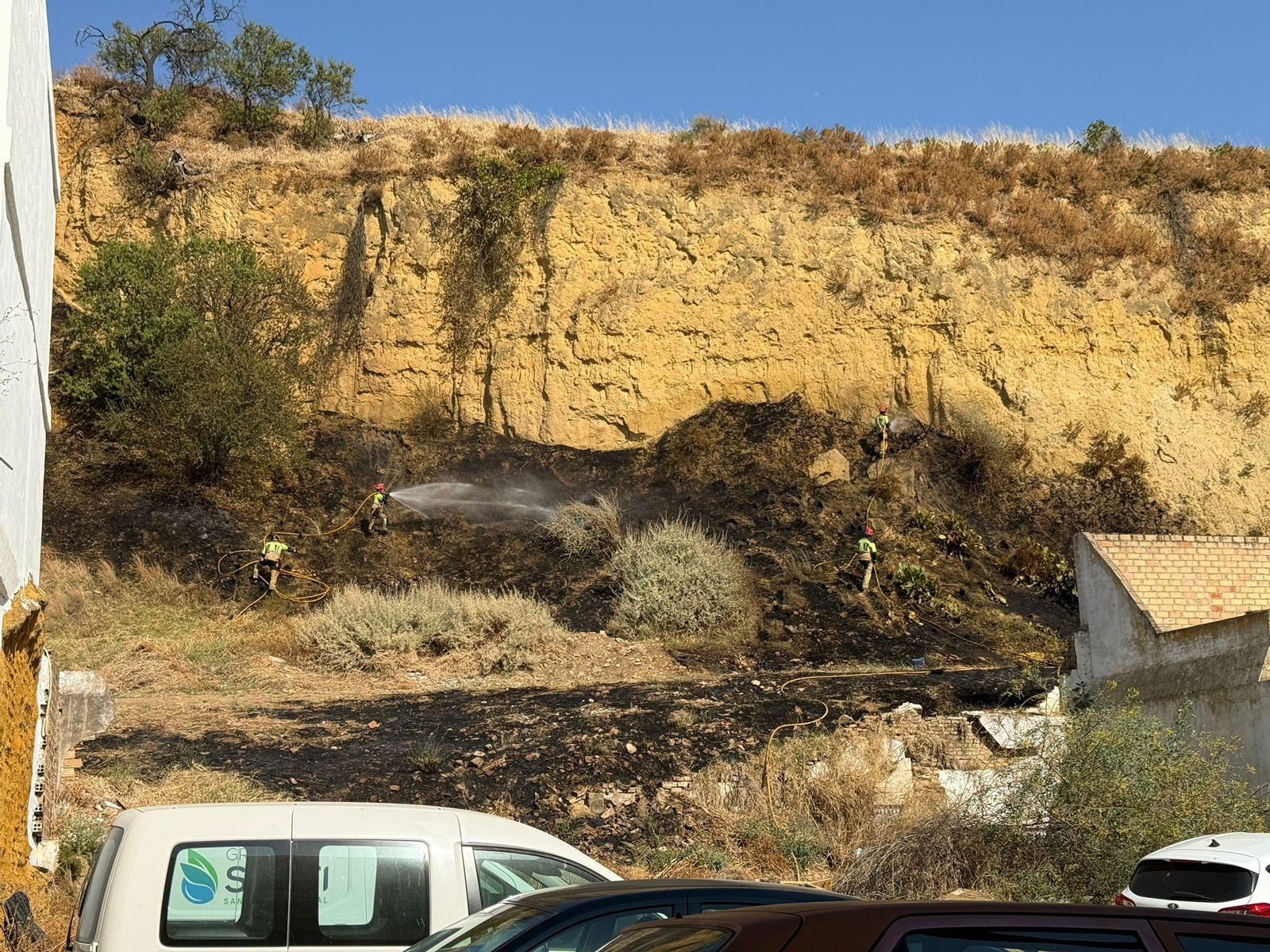 Bomberos en las labores de extinción del incendio. jpg