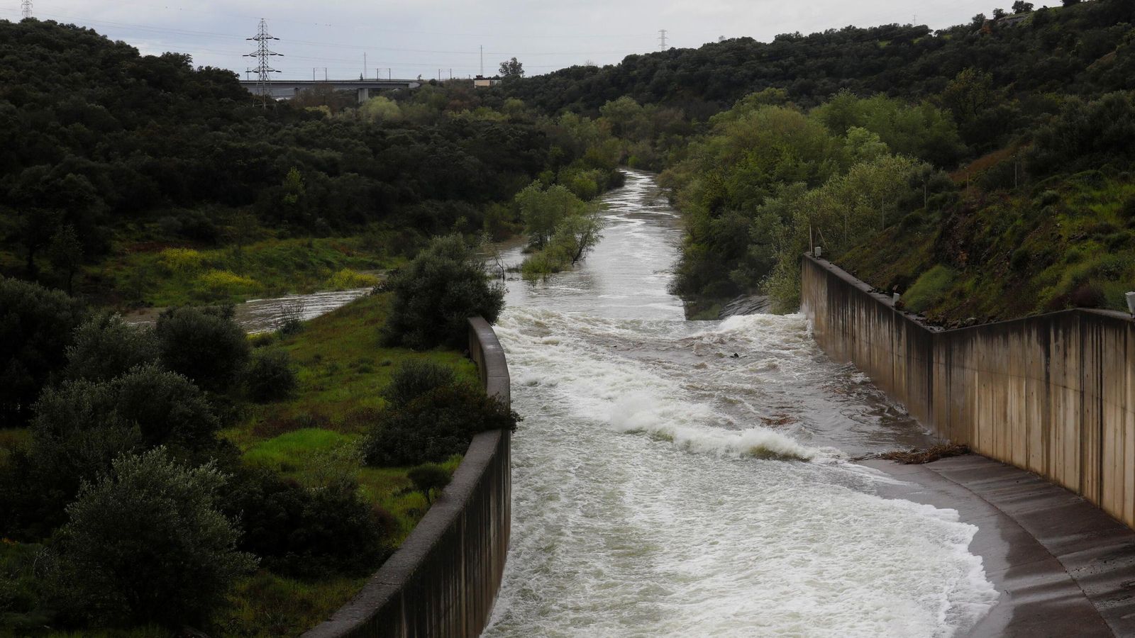 El desembalse del pantano de Navallana, en imágenes