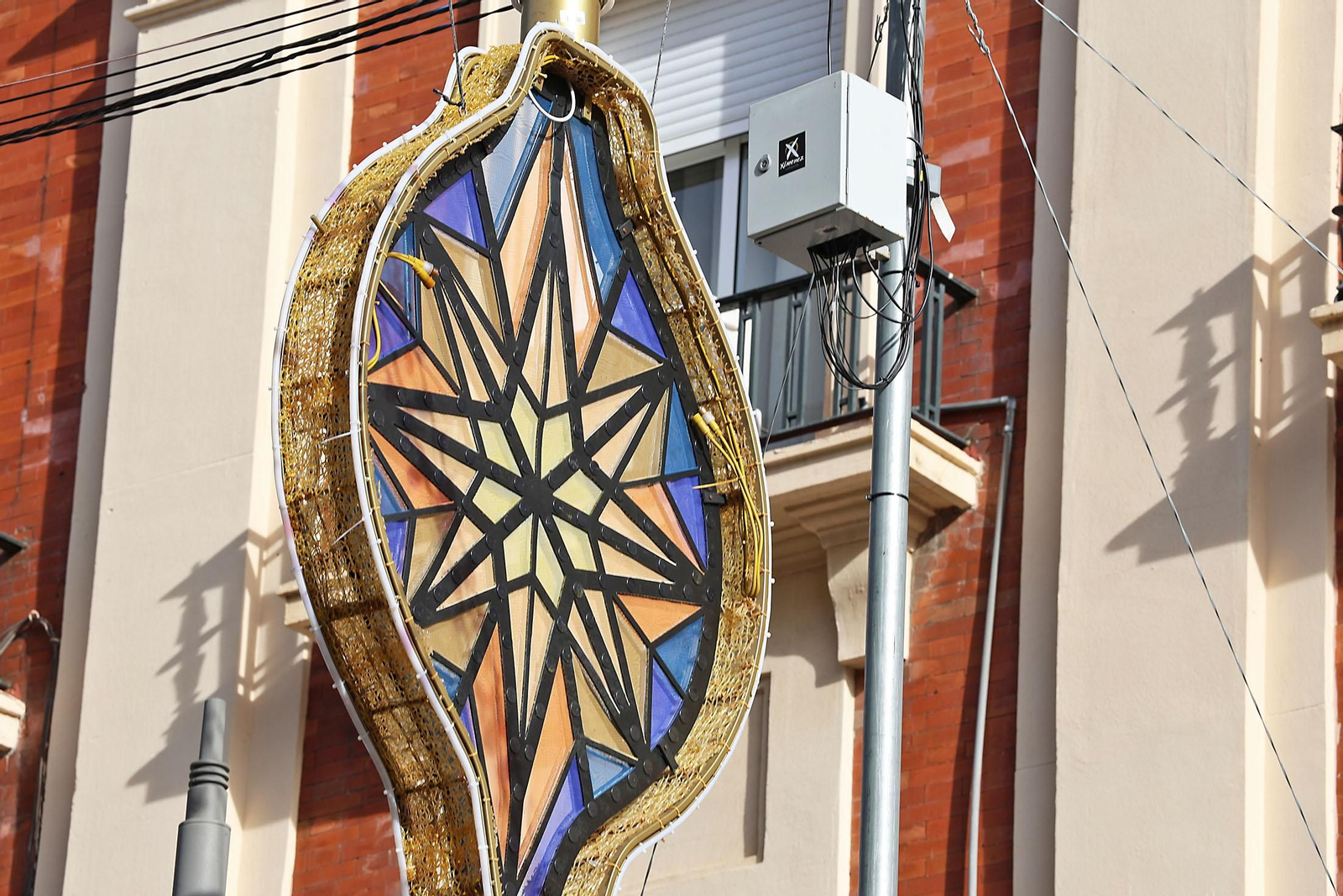 El alumbrado de Navidad ya luce en la Gran Vía de Huelva