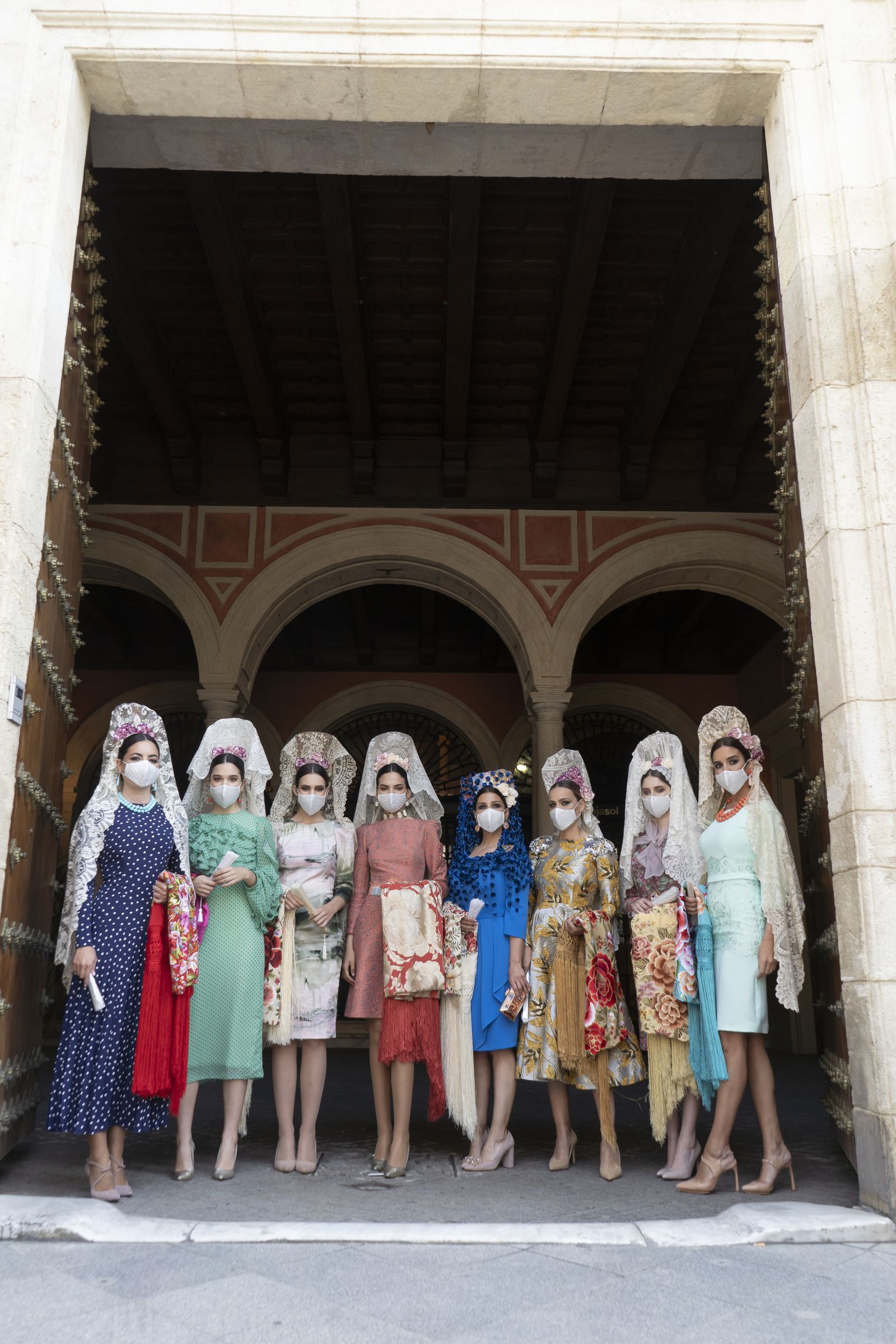 Las 'influencers' Claudia Alfaro, Margarita de Guzmán, Araceli Vera y Macarena Silva junto a modelos de la agencia Doble Erre vestidas de mantilla.