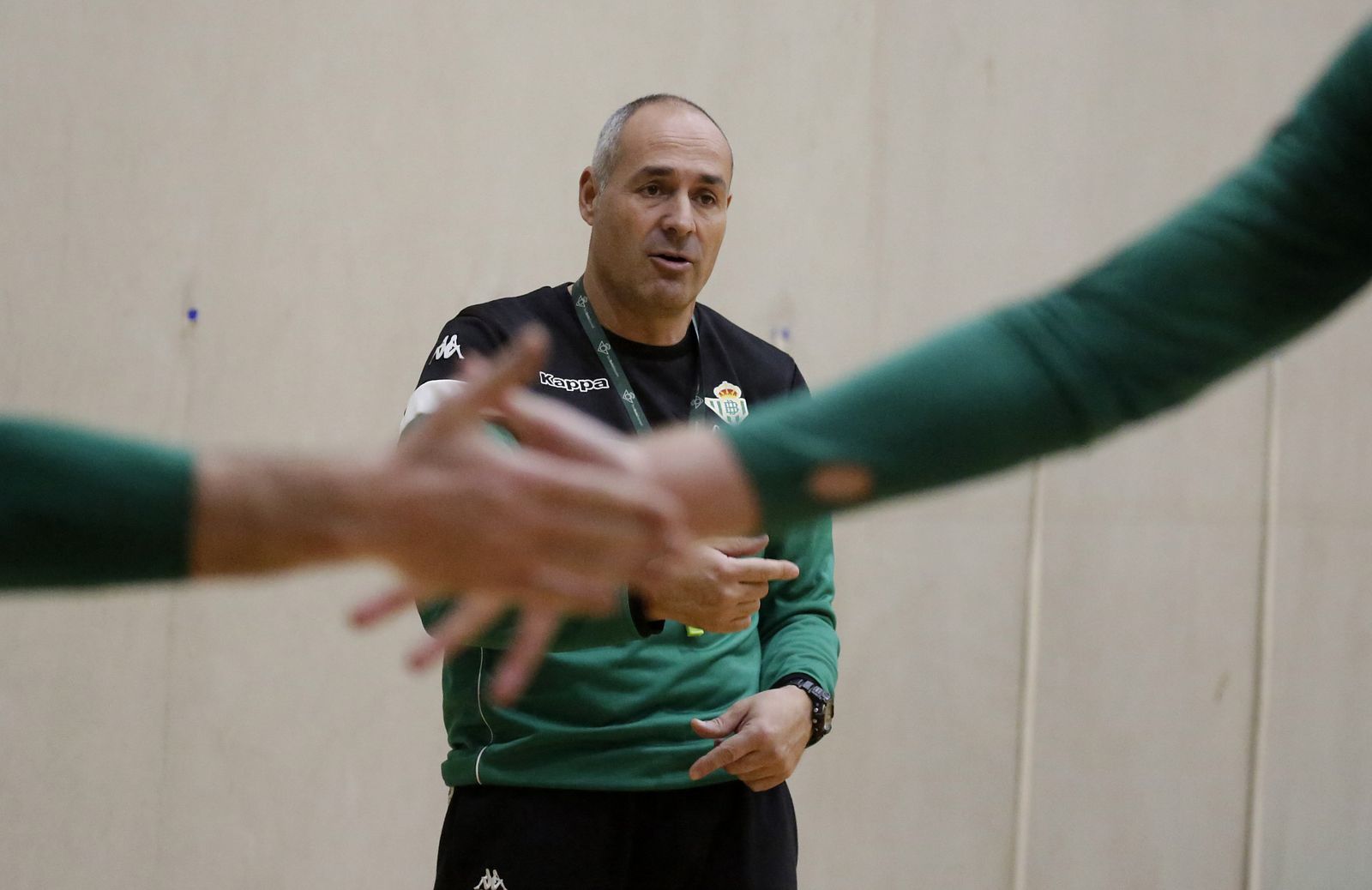 Curro Segura observa a sus jugadores durante un entrenamiento.