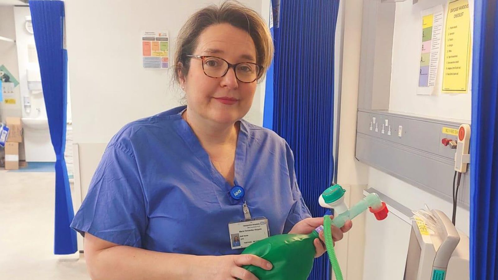 La enfermera María del Mar Fernández Delgado en el Basingstoke Hospital en el condado de Hampshire, al sur de Inglaterra, país al que llegó hace 25 años