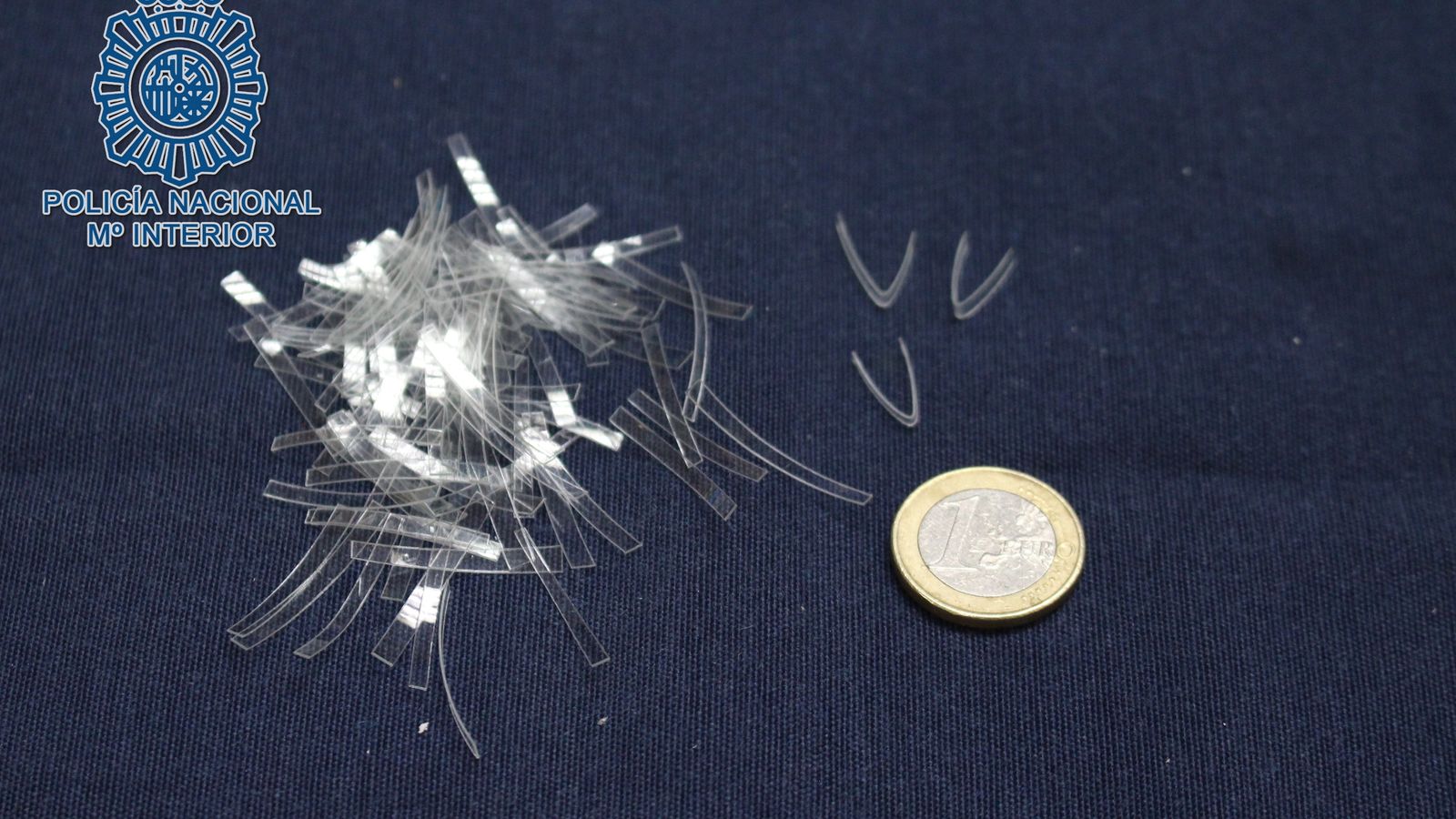 Los plásticos con los que marcaban las viviendas para comprobar si estaban vacías.