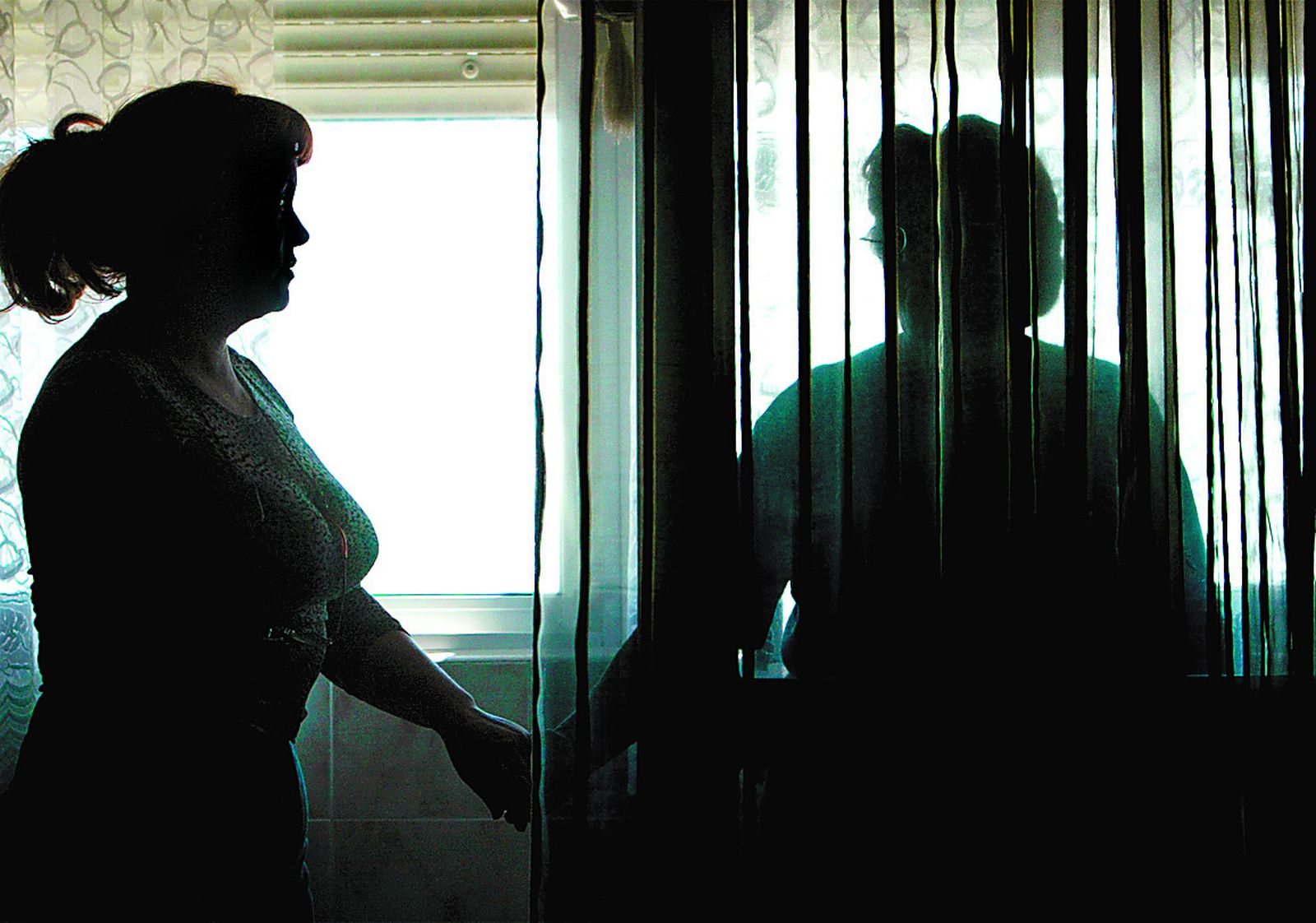 La presidenta de la Afedu da su mano a una madre de la asociación en una imagen de archivo.