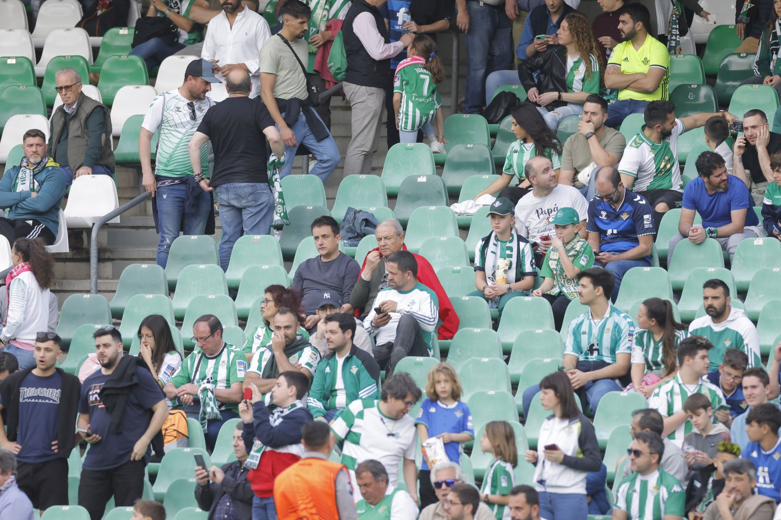 Búscate en las fotos del Betis-Manchester