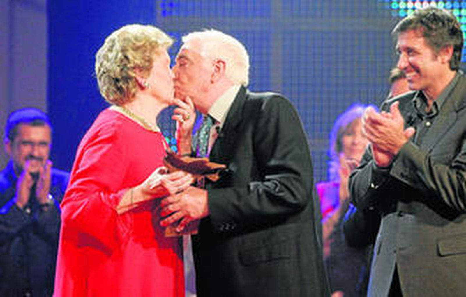 Emilio Aragón, 'Miliki', recibe el premio de la Academia de TV de manos de su esposa, Rita Álvarez, y de su hijo Emilio Aragón.