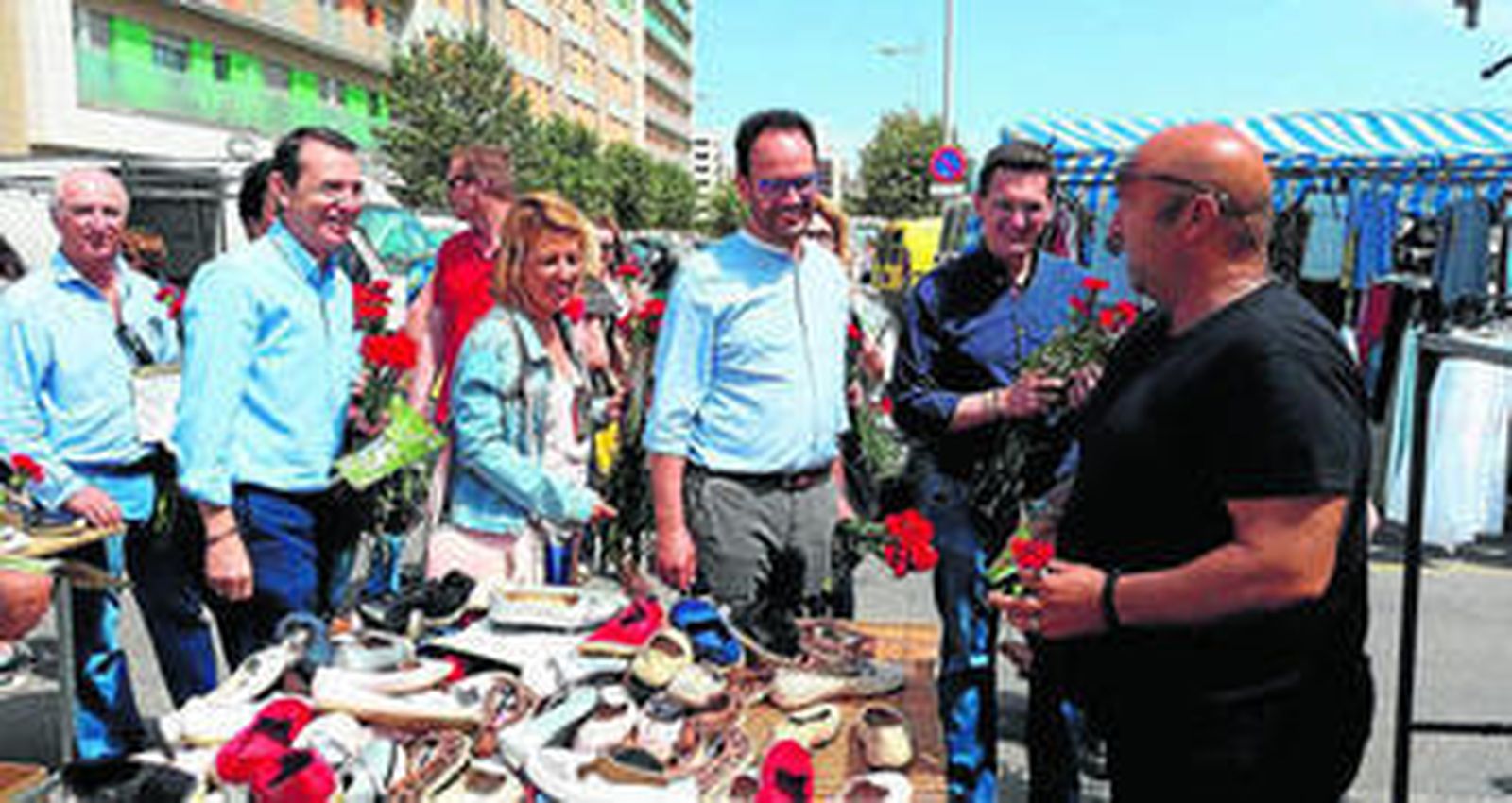 Antonio Hernando junto a los socialistas almerienses en el mercadillo de la Vega de Acá.