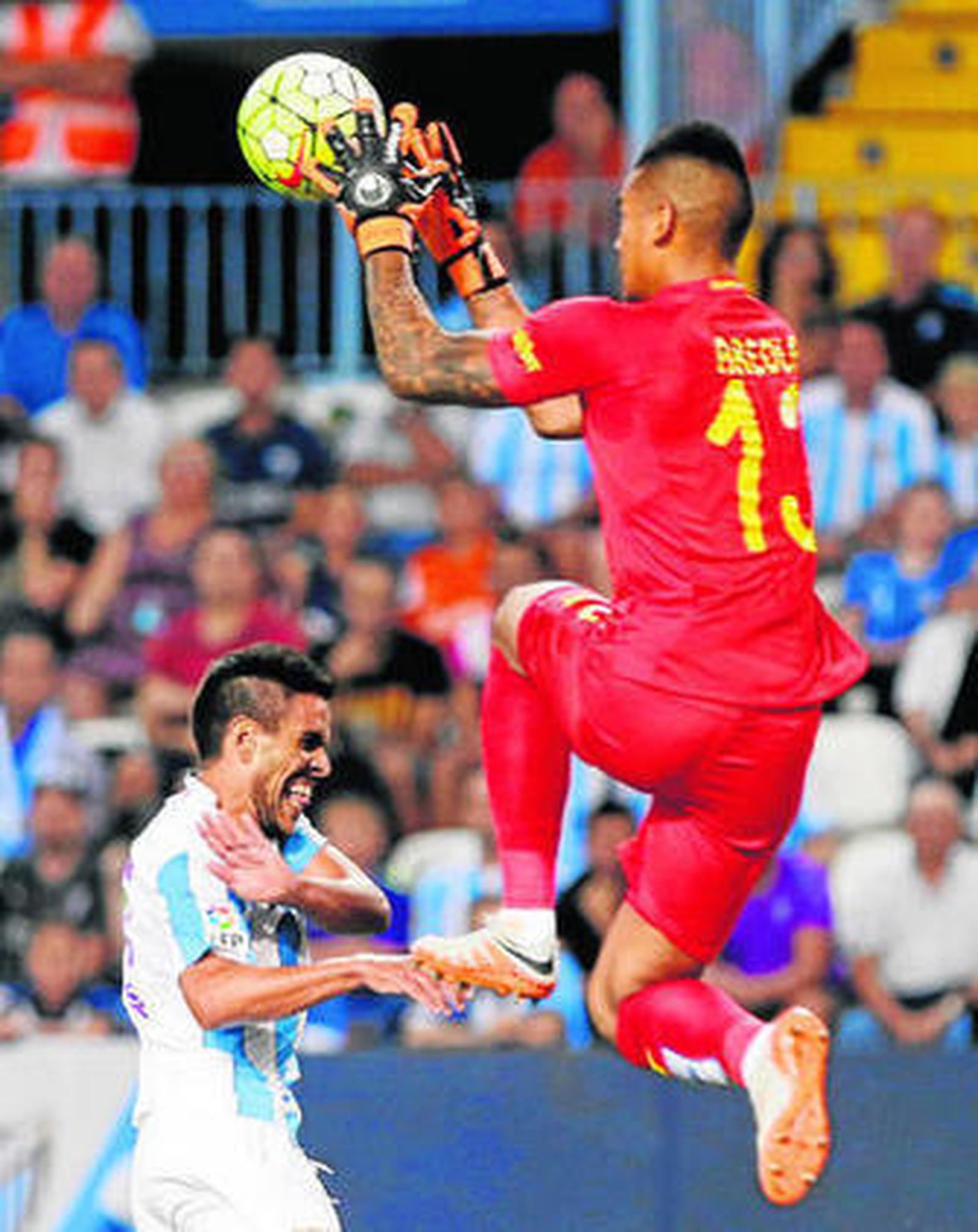 Recio se lamenta porque Areola llega antes que a él a un esférico.
