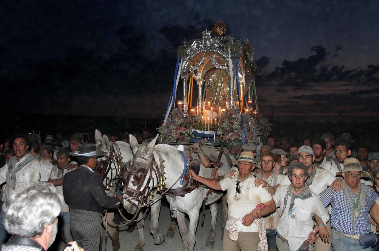 Imágenes de la llegada de la Hermandad del Rocío de Huelva a la aldea