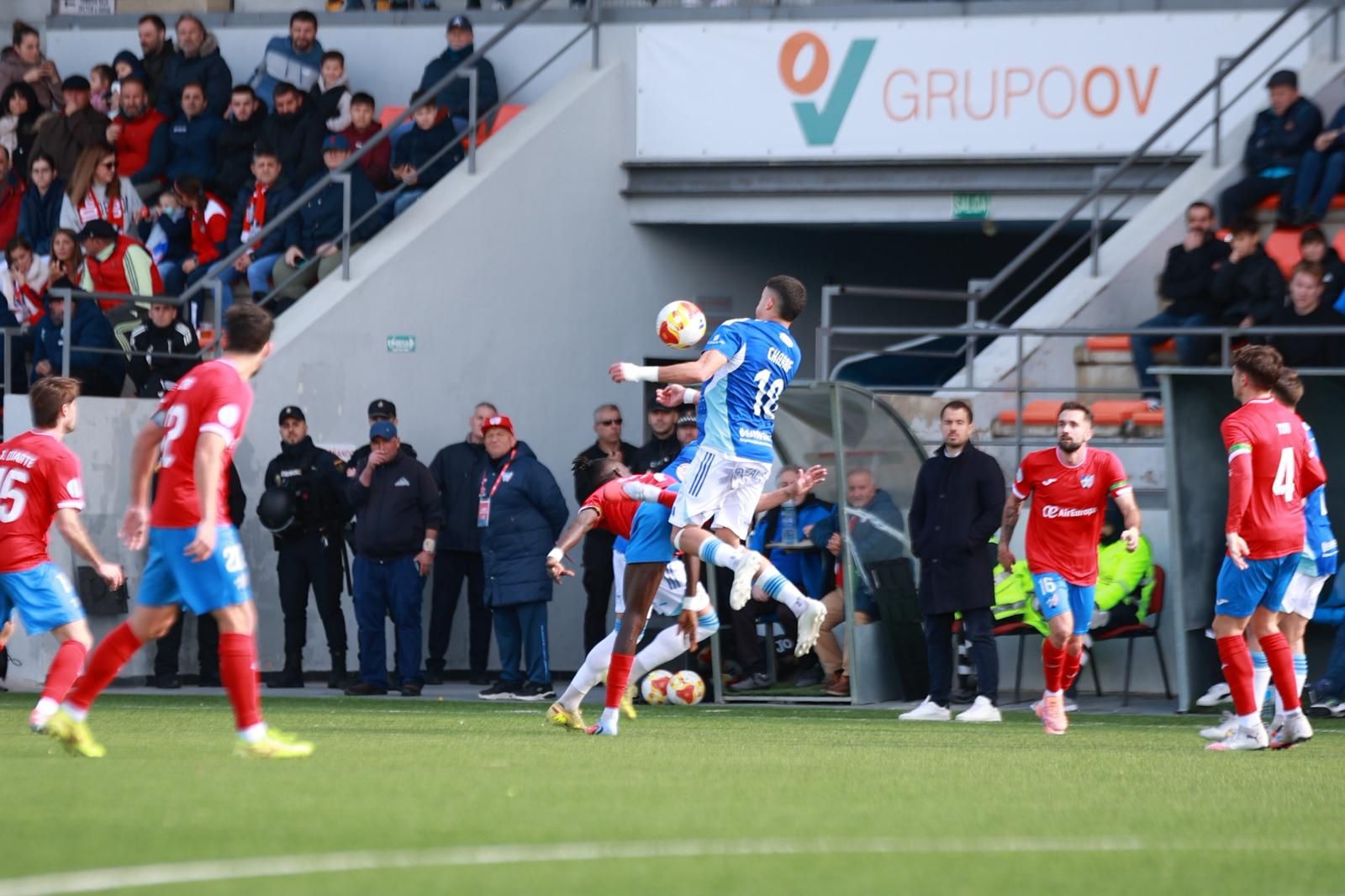 Charaf, que se marchó lesionado, controla con el pecho en un lance del encuentro.