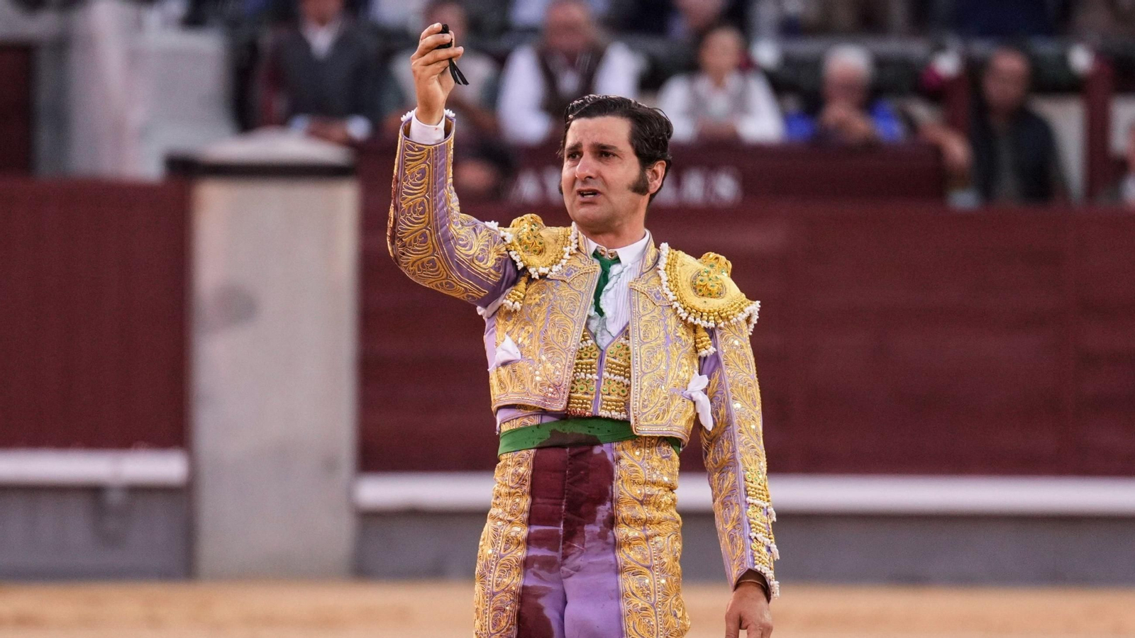 Morante con la coleta en la mano