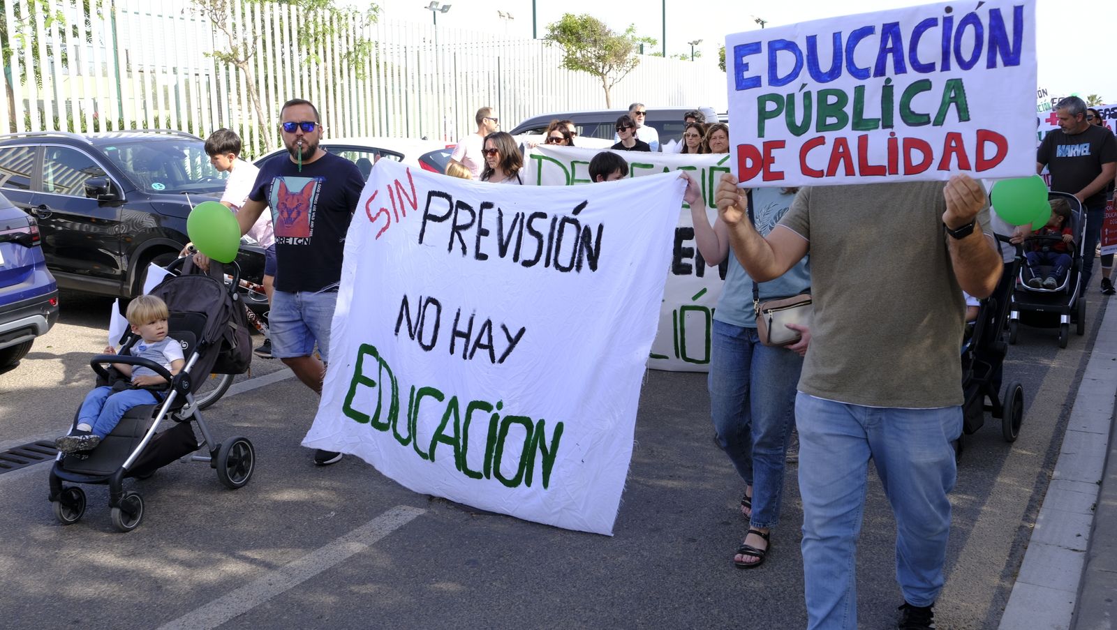 Imágenes de la manifestación de padres de la Vega de Acá solicitando un colegio nuevo