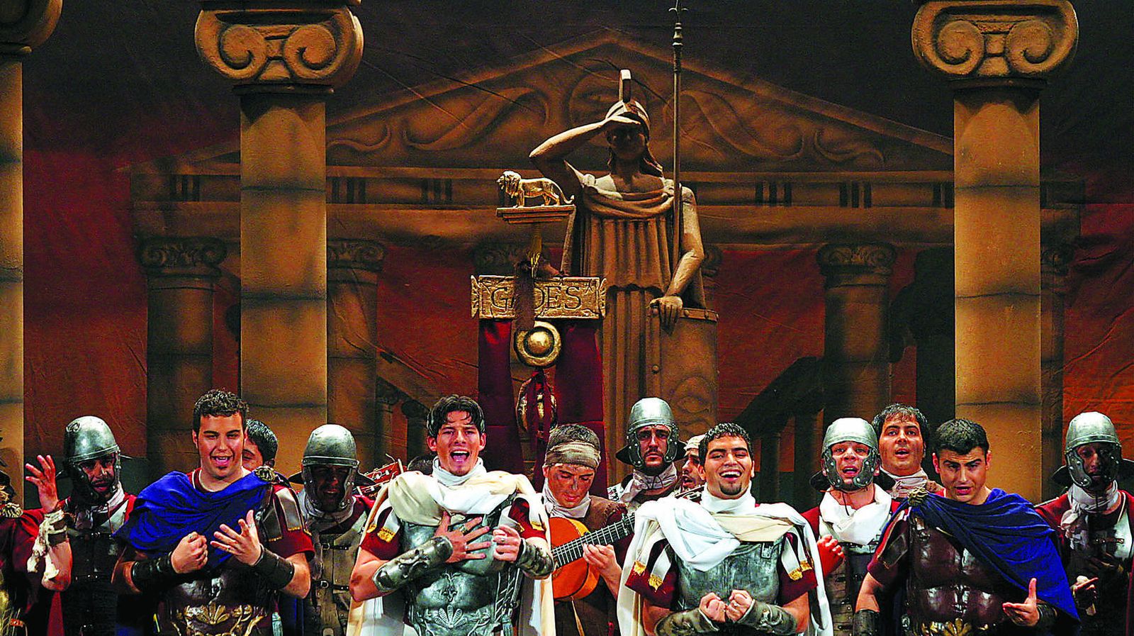 'Gaditanos', comparsa de Luis Rivero.  Eran los mejores años de Luis Rivero como autor de comparsas. Esta es de 2004 y se llevó el sexto premio."Cuando nace un gaditano bajan los dioses romanos a la Caleta... Cai, los que van a cantar te saludan...", decían en su presentación estos miembros de la legión romana. El año antes habían logrado todo un primer premio con 'Guadalupe'.