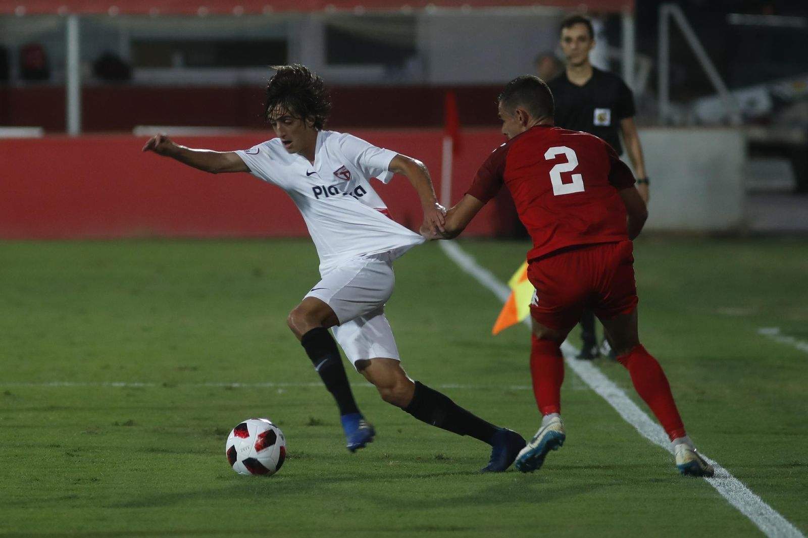 Bryan intenta zafarse de la presión de un rival.