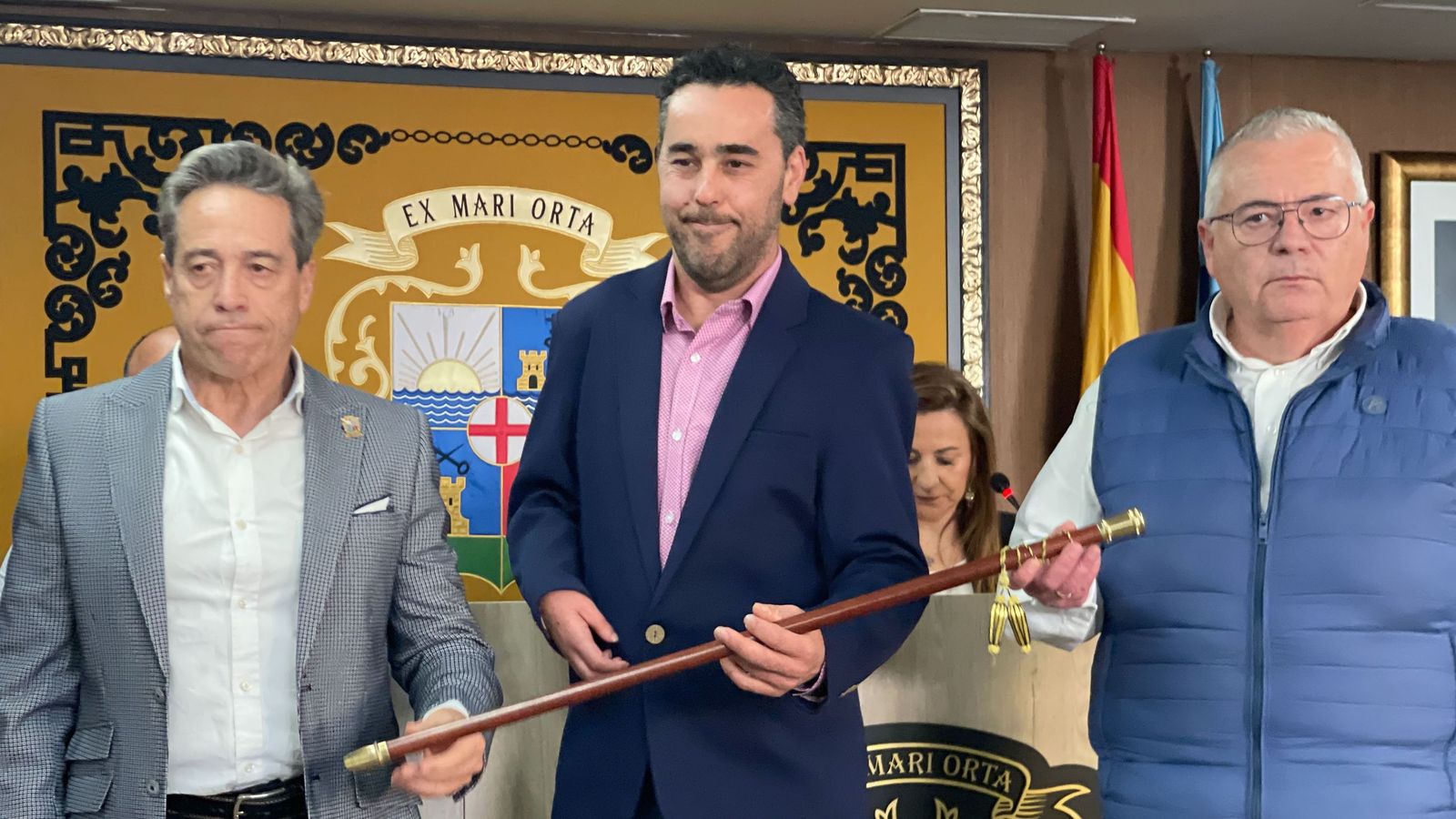 Álvaro Ramos con la vara de mando del Ayuntamiento de Garrucha