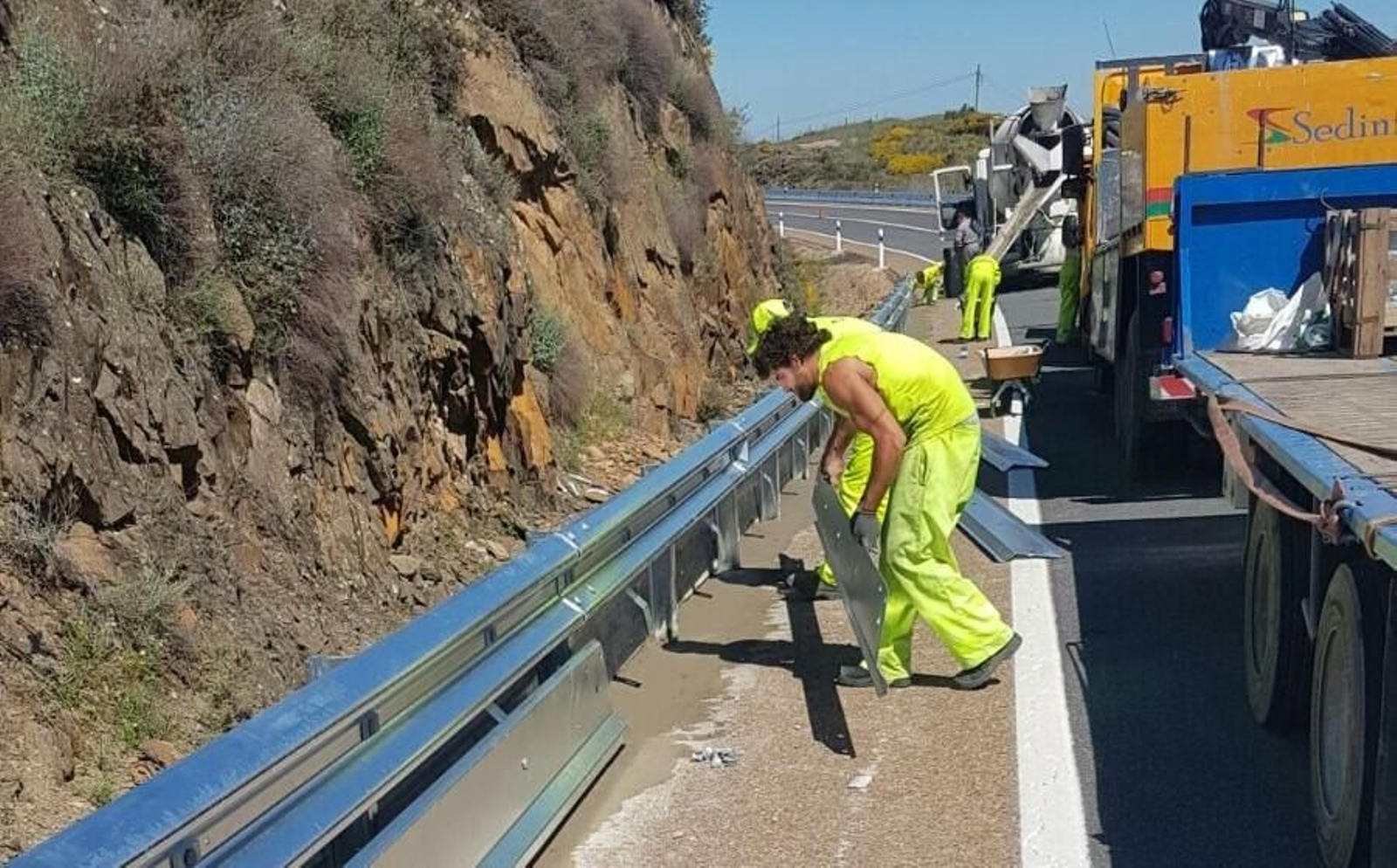 Colocación de barreras protectoras para motoristas en las carreteras andaluzas.