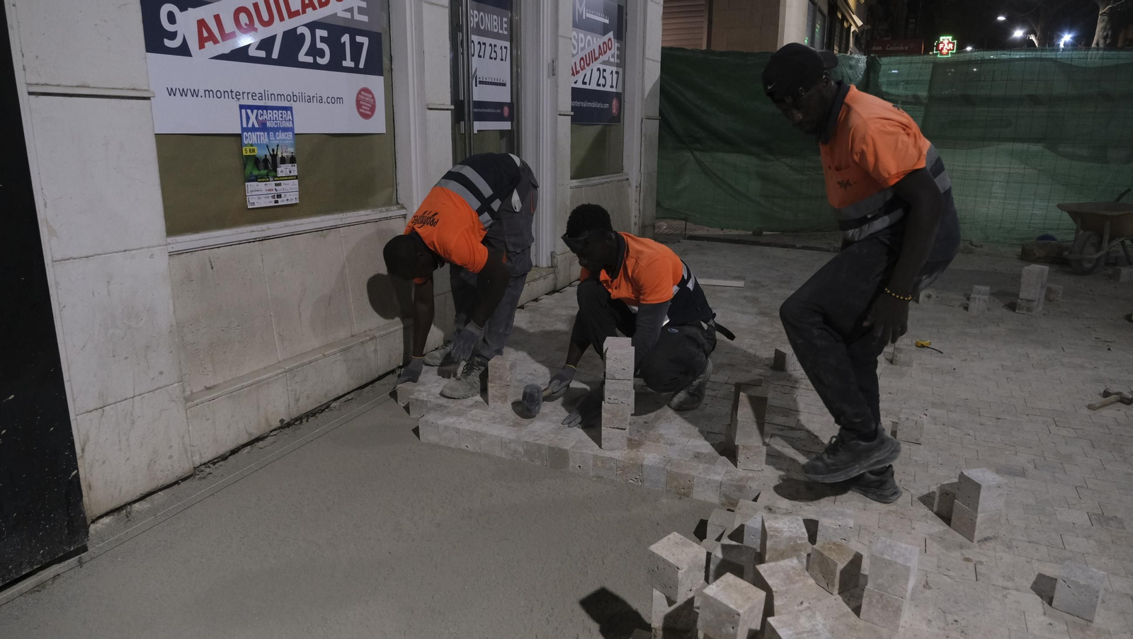 Las obras de peatonalización del Paseo de Almería entran en el turno de noche, en imágenes
