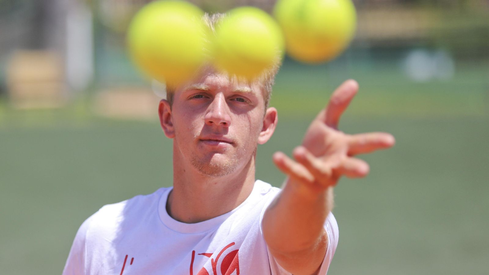 Alejandro Davidovich lanza unas bolas.