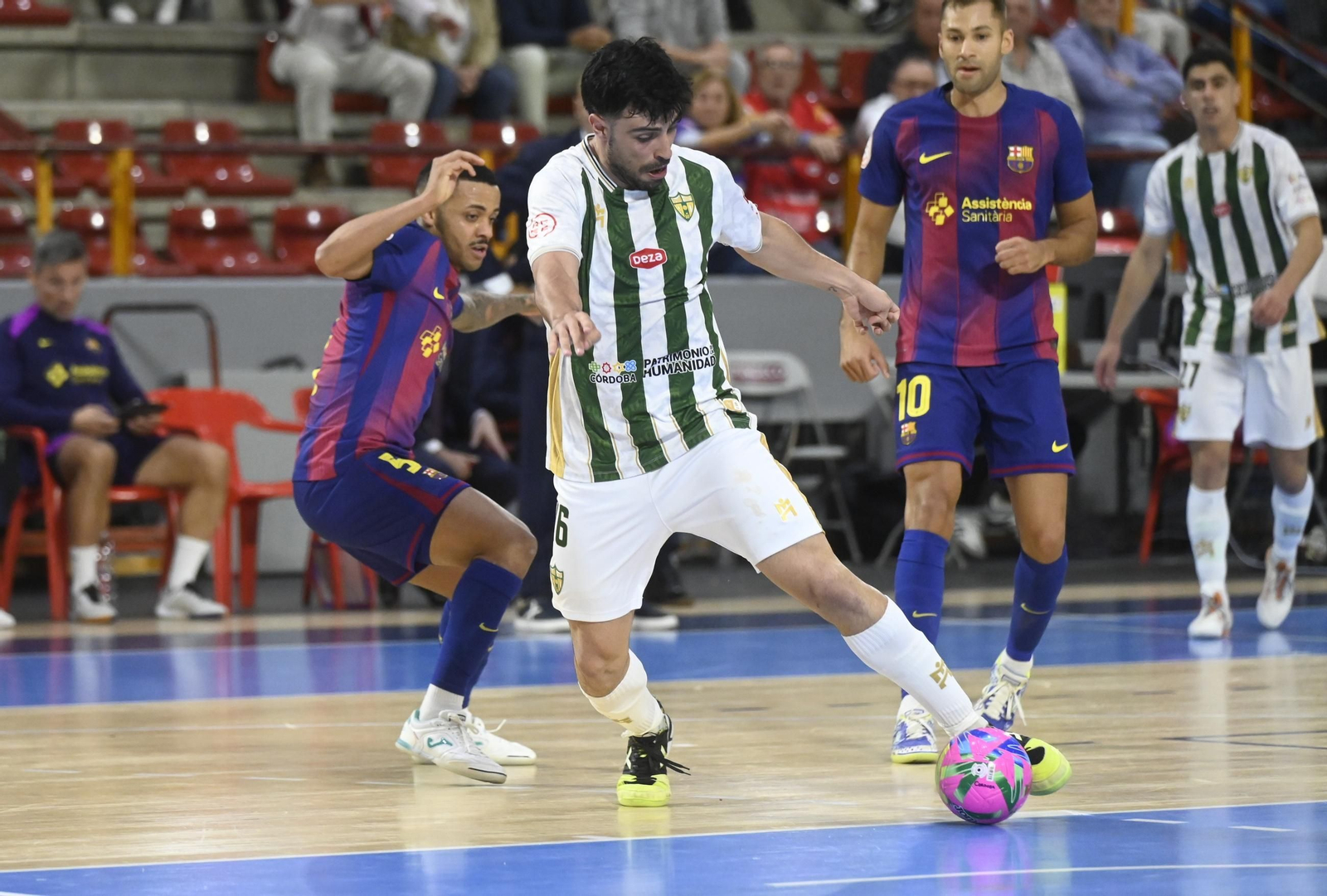 Las mejores fotos del ambiente en Vista Alegre para el Córdoba Futsal - Barça