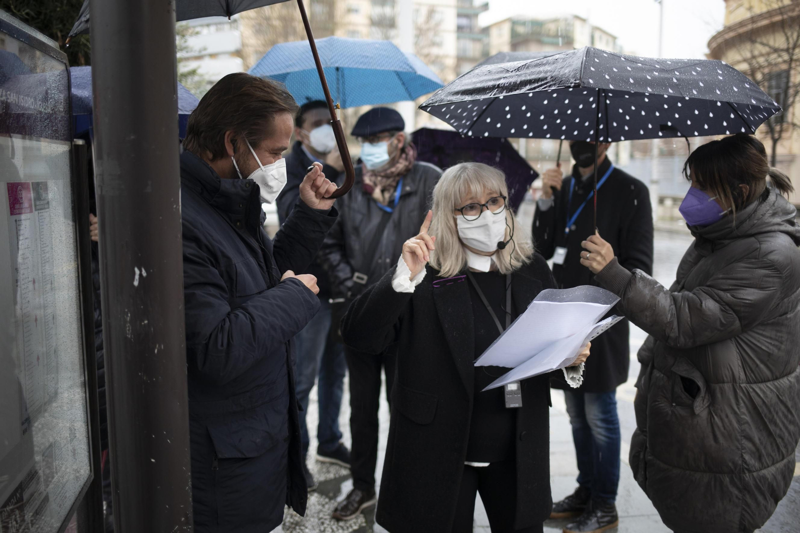 La poeta Carmen Canet al inicio del paseo literario sobre Mariluz Escribano