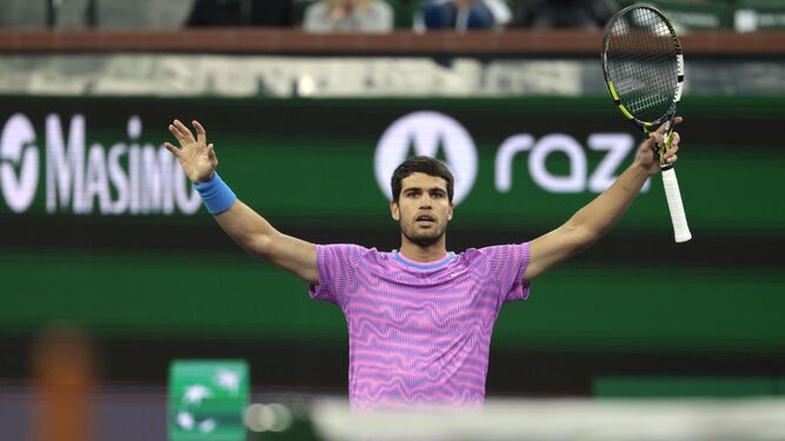 Alcaraz celebra su triunfo contra Sinner.