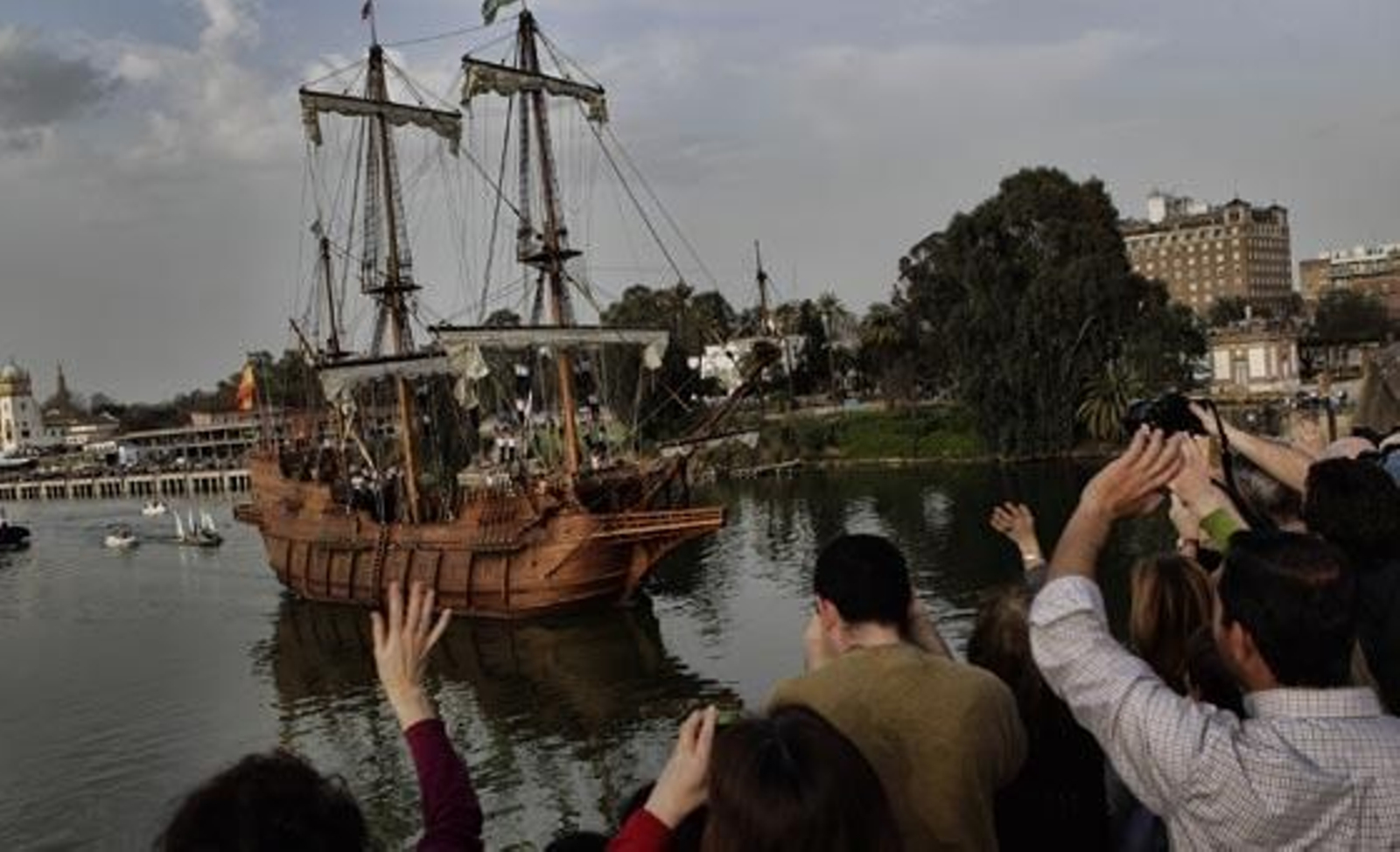 Los sevillanos despidieron al galeón Andalucía.

Foto: Antonio Pizarro