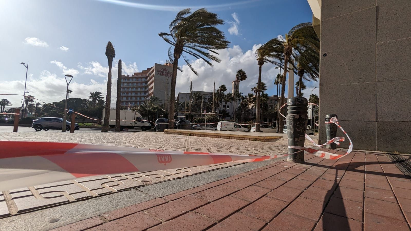 Árboles y distintos espacios se encuentran precintados en Almería por el fuerte viento.