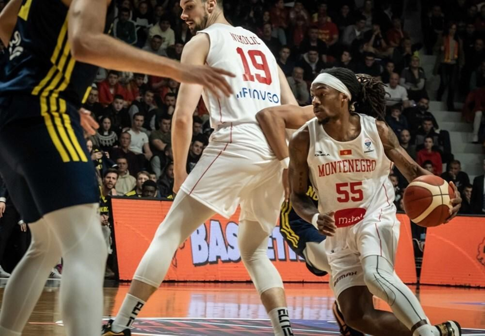 Kendrick Perry se exhibe con Montenegro