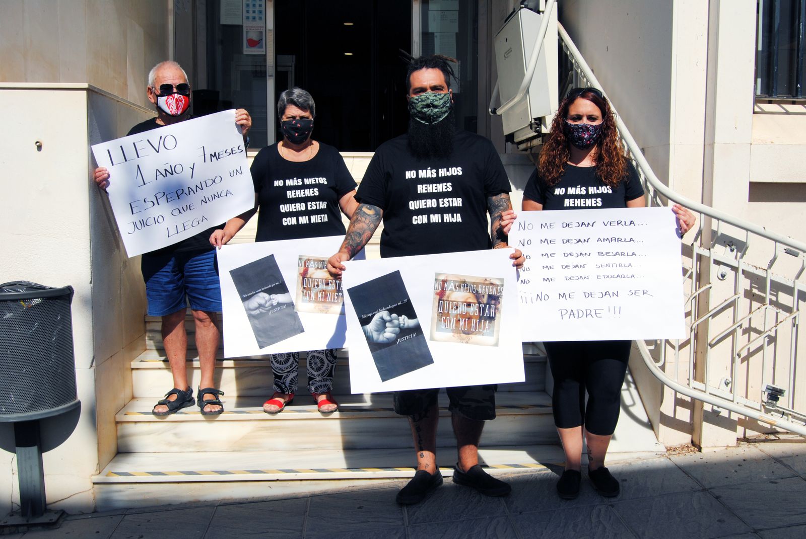 Jonathan Victoria ha pasado diez días acampado en la puerta del juzgado de Valverde.