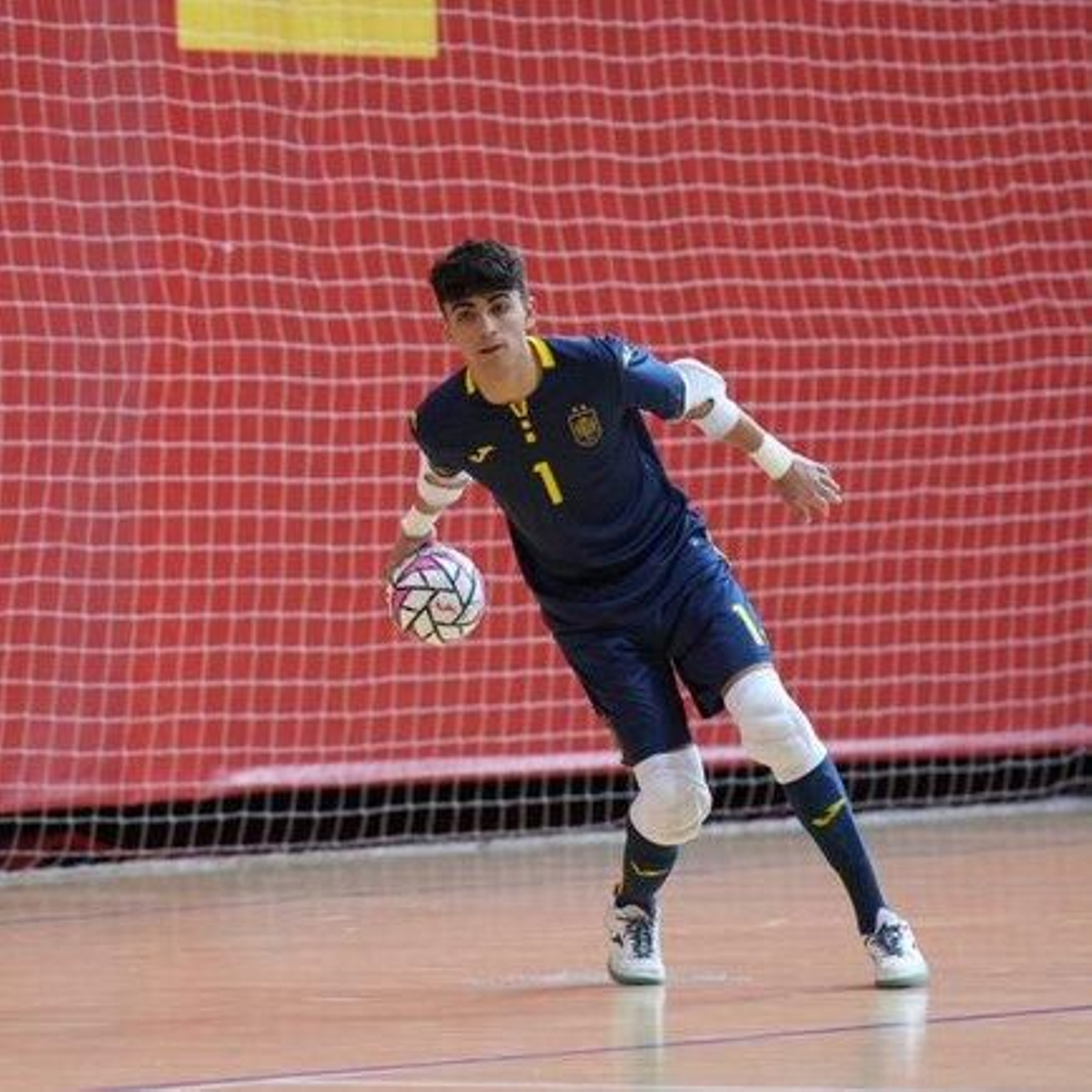 El guardameta celeste realiza un saque durante un encuentro disputado anteriormente con las categorías inferiores de la selección española.