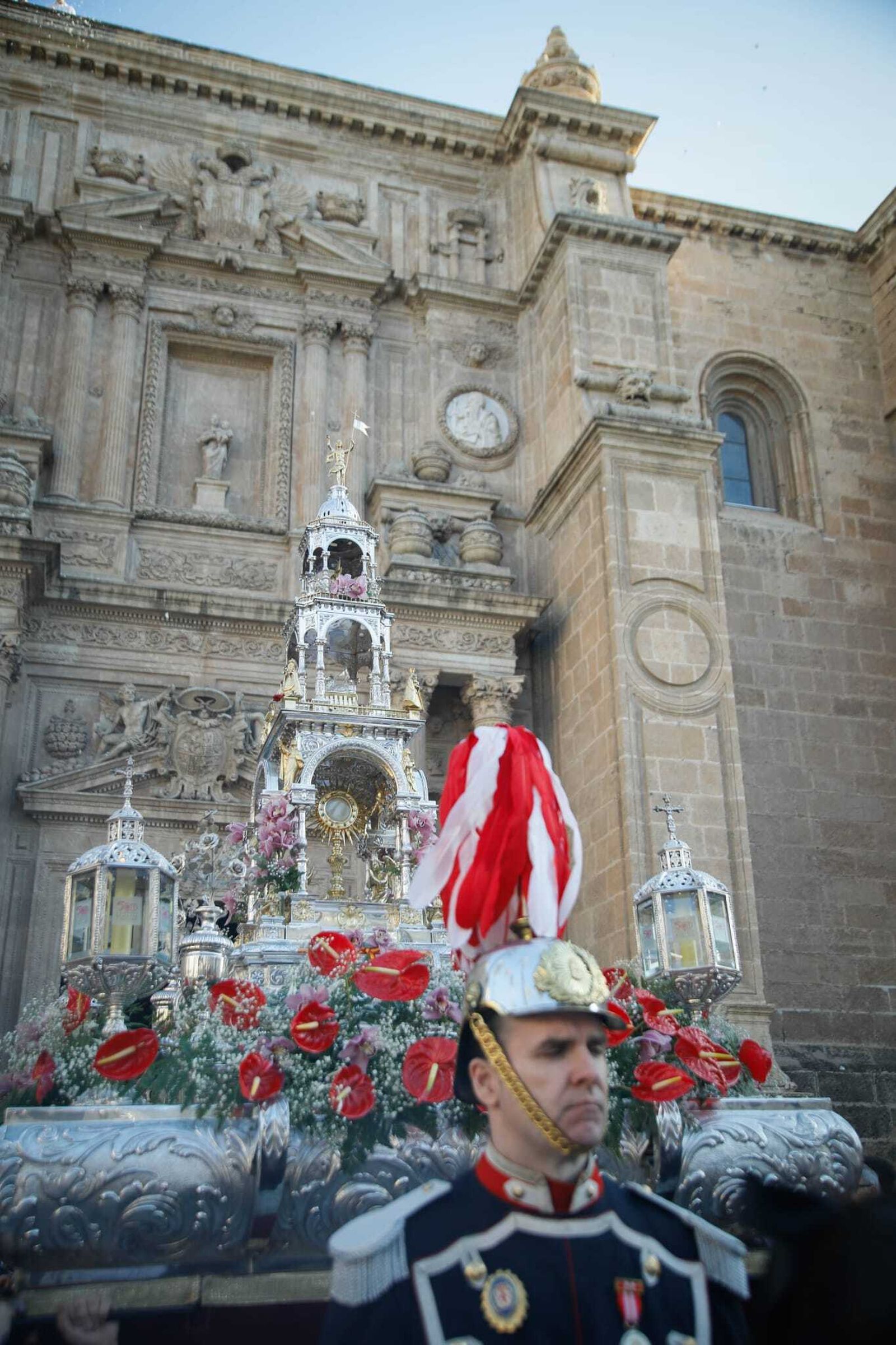 Imágenes de la procesión del Corpus Christi en Almería: así han sido la misa y la posterior marcha por la capital