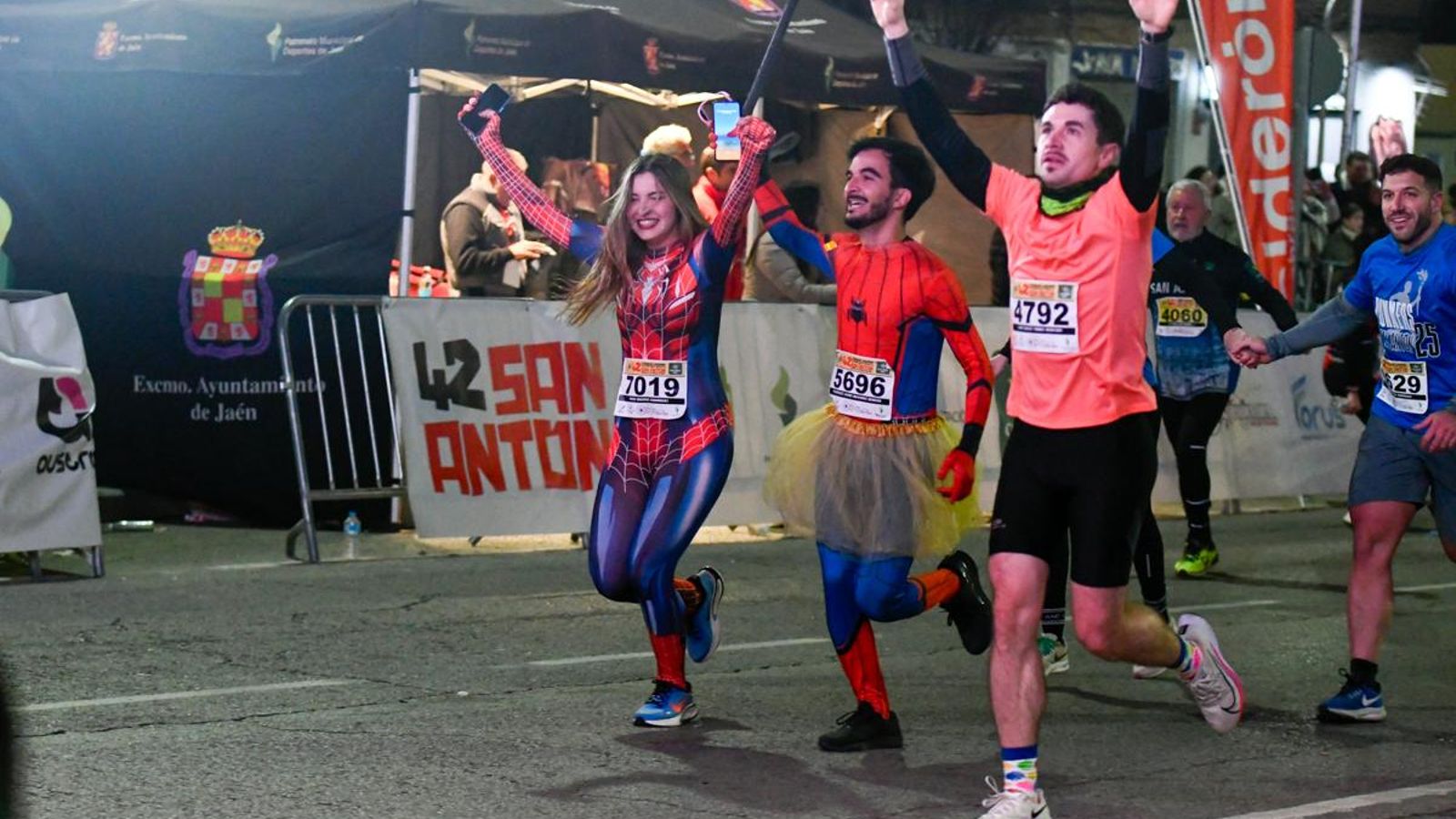 En imágenes: búscate en tu llegada a meta de la Carrera de San Antón 2025 (10)