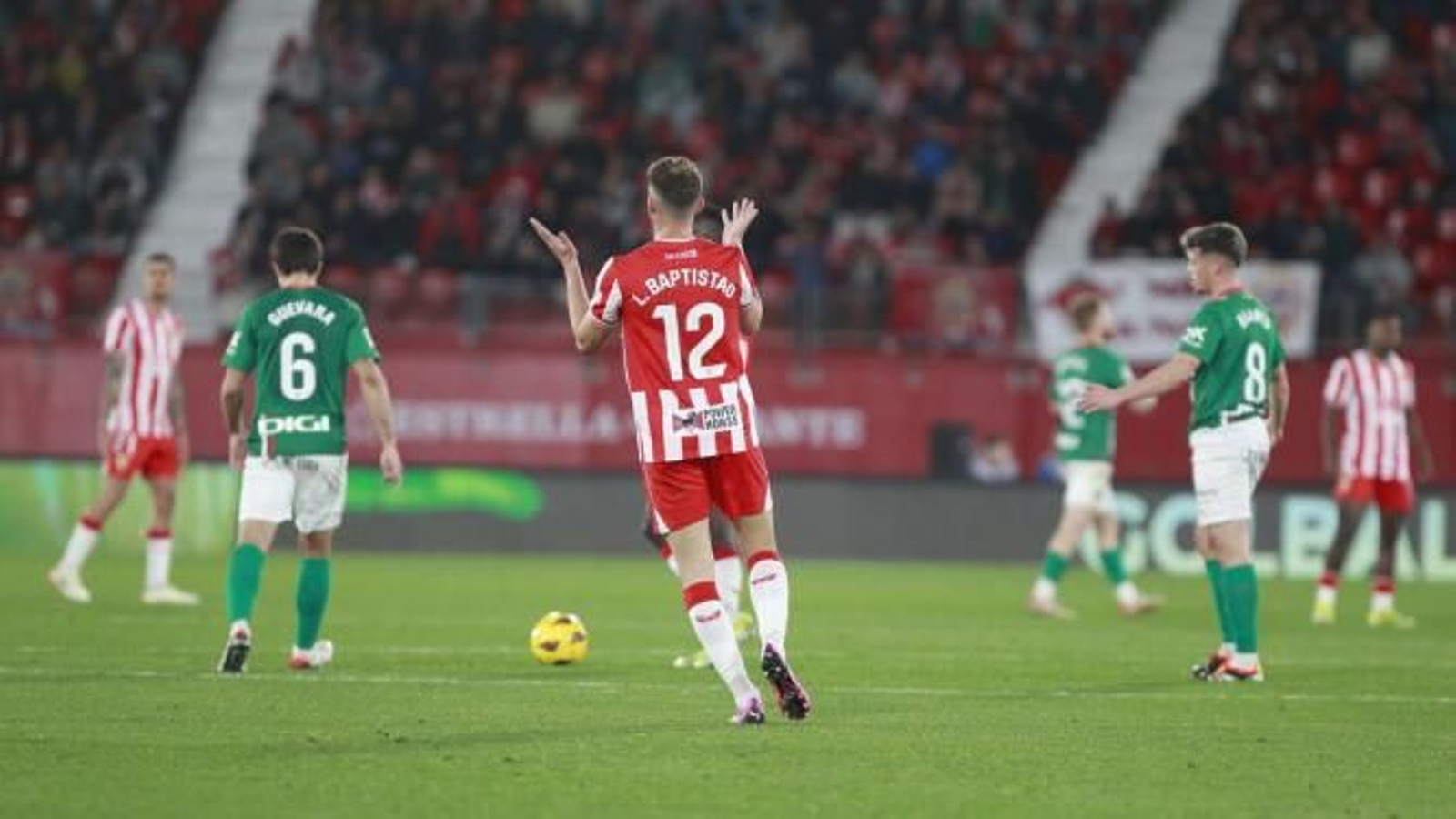 Leo Baptistao reclama una acción al colegiado en el duelo liguero.
